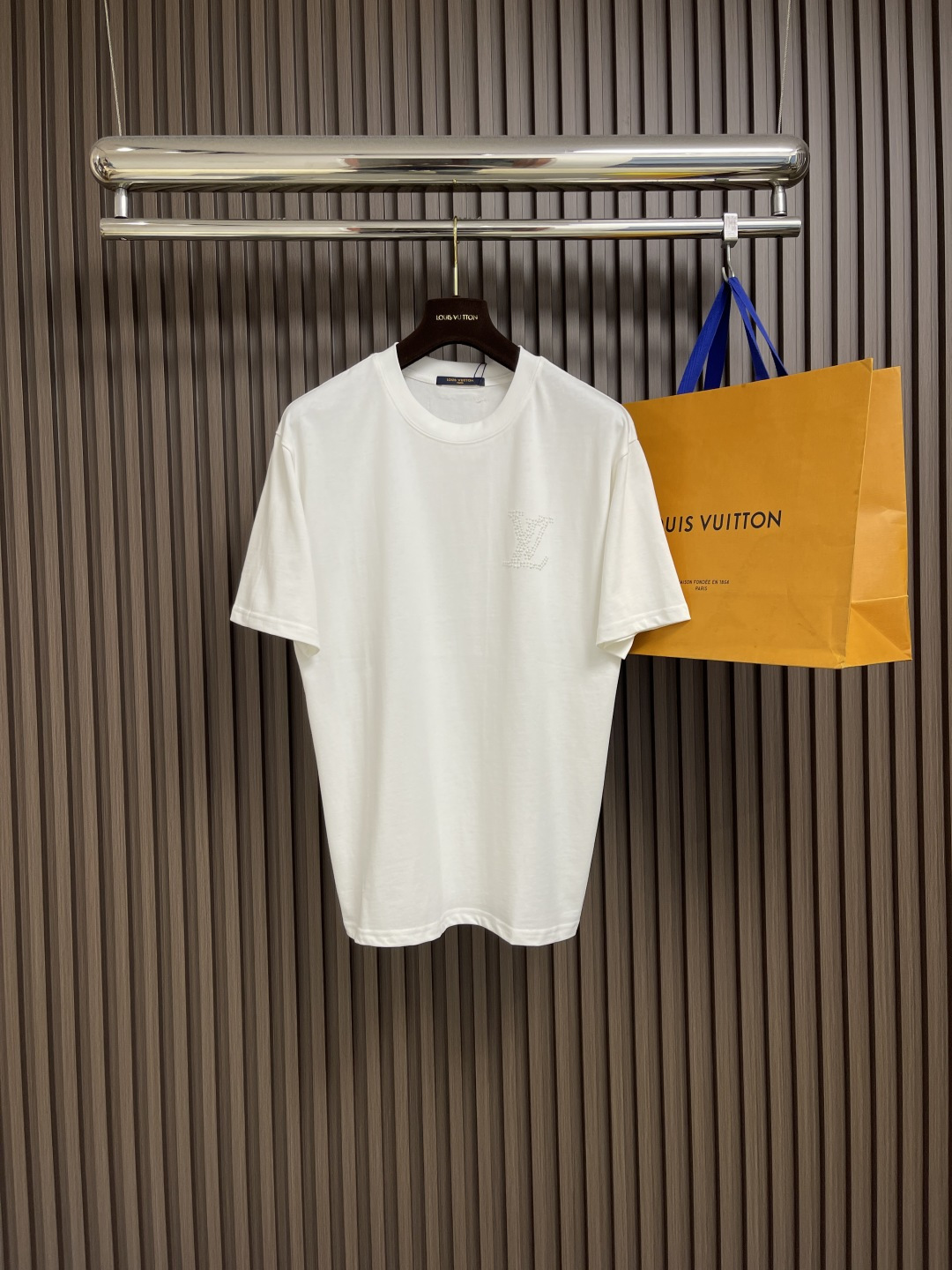 NO:453034,LV pearl ironing letter logo short-sleeved T-shirt, ten thousand needle presbyterian embroidery letters + rhinestone inlaid strokes. Low-key luxury and connotation, LOGO logo round neck short-sleeved sleeves.  Customized 260g same-cage dyed fabric, very comfortable to use, the latest brick cabinet synchronized in spring and summer, OS shoulder-drop style, fashionable and personalized, super versatile and beautiful, very suitable for both men and women, a must-have for everyone. Size XS-L,,louis vuitton, T-shirt,tees, t-shirt,alexander wang19860909LV 珍珠烫钻字母logo短袖T恤,万针老花刺绣字母＋水钻镶嵌描边.低调奢华有内涵,LOGO标识圆领短袖．定制260克同缸染面料 手感非常舒服 春夏最新砖柜同步 OS落肩版型 时尚又个性 超级百搭好看的一款 男女都非常合适 人手必备款.尺码XS-L,,louis vuitton,T-shirt,tees，t-shirt,alexander wang,Men's clothing