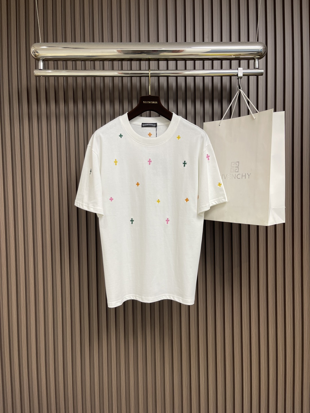 NO:453037,CH Chrome Hearts 2025ss Colorful Rivet Cross Inlay Short Sleeve T-shirt Colorful Full-Thorn Cross Combination, three-dimensional sense and fabric are mixed together, using 280g double yarn smooth fabric, high temperature pre-shrinkage treatment, weighing up to 260g, matching 1x1 threads of the same cylinder, repeated washing, and not easy to deform, spreading details, custom matching accessories. Size XS-L,,chrome hearts, T-shirt,tees, t-shirt,alexander wang19860909CH Chrome Hearts 2025ss彩色铆钉十字架镶嵌短袖T恤彩色满刺十字架组合,立体感与面料混为一体,采用280克双纱爽滑面料,经过高温预缩处理克重高达260克,配套同缸1x1螺纹、反复水洗都不易变形,遍布细节,定制配套辅料.尺码XS-L,,chrome hearts,T-shirt,tees，t-shirt,alexander wang,Men's clothing