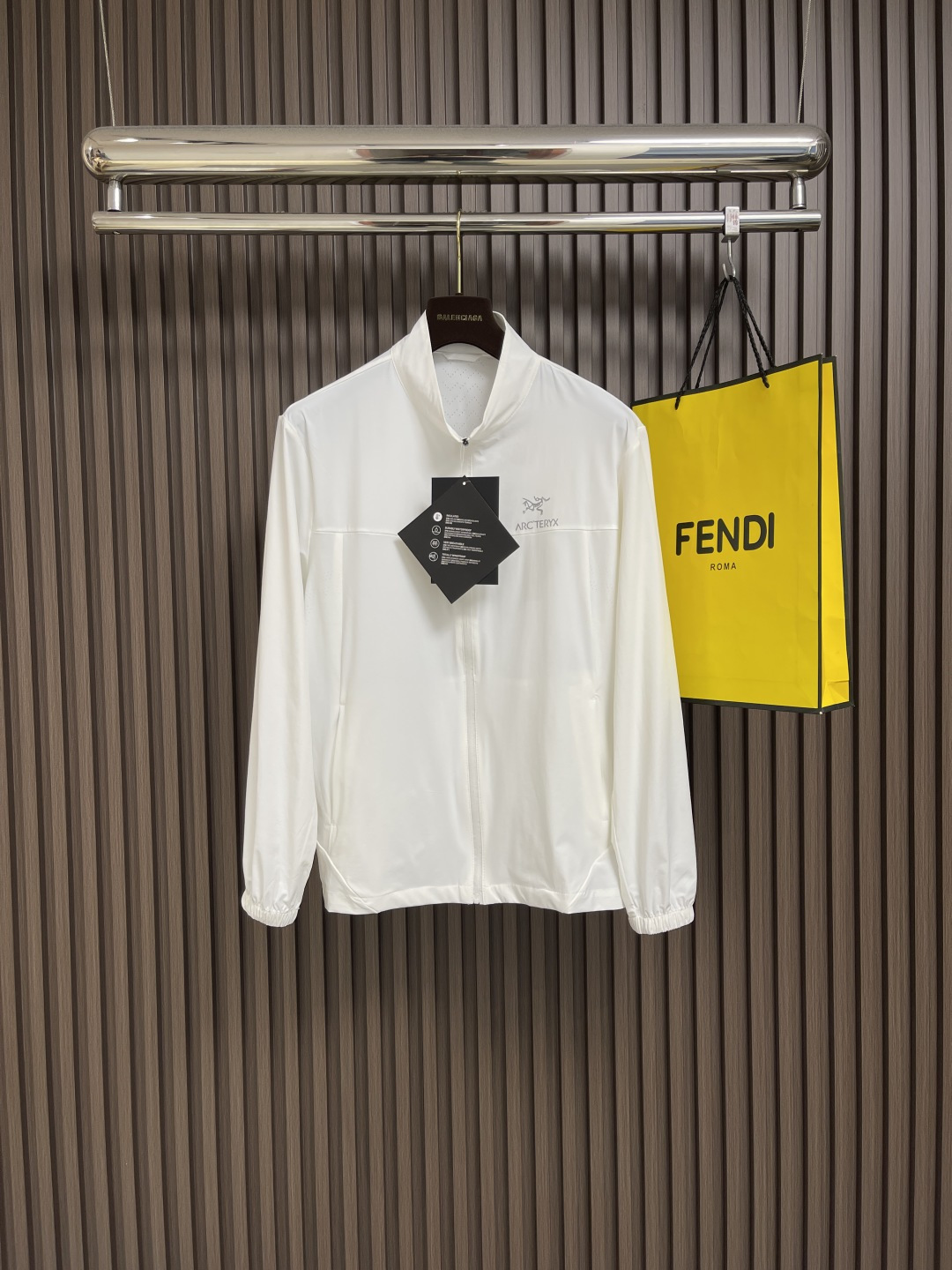 NO:451441,arcteryx lightweight stand collar cool sun protection clothing, using functional professional outdoor sun protection knitted materials 88 nylon and 12 spandex, which have very good elasticity and waterproof and breathable functions. Don’t be afraid of sunburn, enjoy outdoor sunlight. Elastic contact coolness, relieve body heat, lightweight wind protection, wrist elastic belt close, fit the wrist while improving drilling performance. The fabric is elastic and breathable. High breathability. When sweating during exercise, reduce heat and stickiness. If the sudden drop of light rain, there is also functional waterproof function. Quality fabric workmanship is invincible. It is not stuffy and breathable while protecting the sun. The inner fabric is wrapped around the hem. The elastic design of the hem improves the comfort of wearing and can be adjusted freely on different occasions. Size L-4XL, arc'teryx, alexander wang19860909arcteryx 始祖鸟轻量化立领凉感防晒衣,采用功能性专业户外防晒型针织材料 88的锦纶和12的氨纶 有非常好的弹性 和防水透气功能 不怕晒伤,纵享户外阳光 弹力接触凉感,缓解体热,轻量御风 ,手腕弹力带收口,贴合手腕的同时提升钻风性能,面料弹力十足 透气性高 在运动出汗时,减少热量 和粘附感 如果突降小雨还有功能性防水功能品质面料做工都无敌在线,防晒的同时不闷热透气透汗, 内里本布包边 下摆处松紧设计 提高穿着舒适性 并且可以不同场合自由调整版型.尺码L-4XL,arc'teryx,alexander wang,Men's clothing