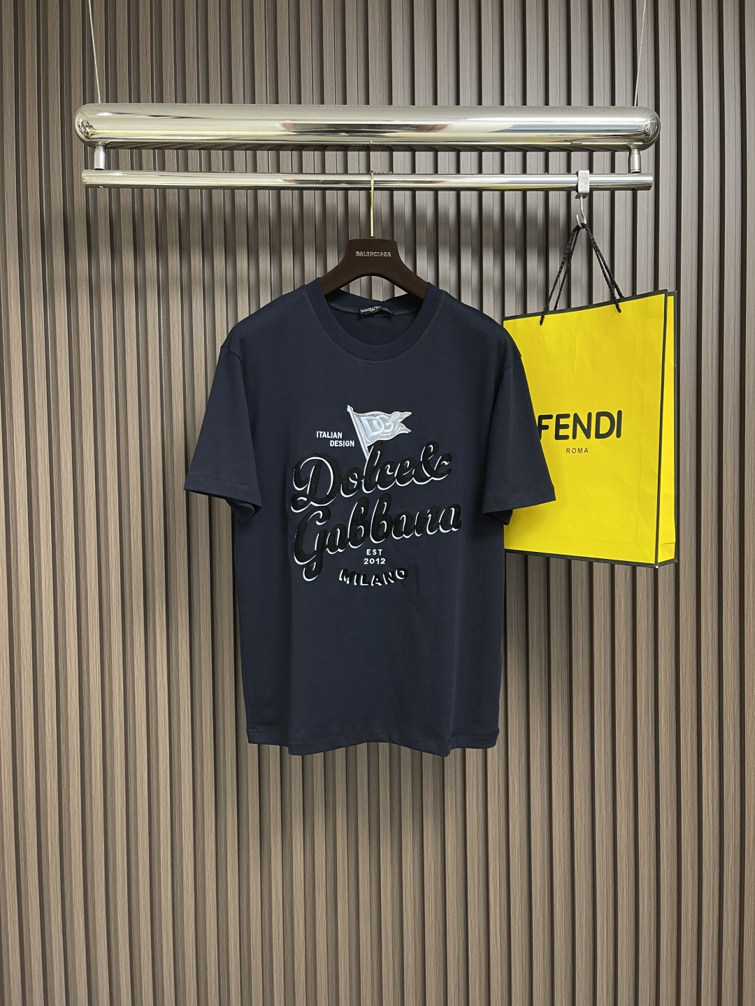 NO:451436,DolceGabbana DG 2025SS Spring and Summer New Embroidered Logo Round Neck Short Sleeve T-shirt, with eye-catching logo pattern modification!  Different from the past, it declares the design concept that has been passed down for many years in the brand!  Its eye-catchingness is no less than any style, and it perfectly presents the fashionable, high-end and luxurious feeling in front of the world!  Made of imported cotton material, selected high-quality cotton fabrics, soft and soft, skin-friendly and delicate. Size M-3XL M-size clothes 68cm long, bust 100cm shoulder width 48cm L-size clothes 70cm bust 104cm shoulder width 49cm XL-size clothes 72cm bust 108cm shoulder width 50cm XXL-size clothes 74cm bust 112cm shoulder width 51cm XXXL-size clothes 76cm bust 116cm shoulder width 52cm, Dolce&Gabbana, Dolce&Gabbana, T-shirt,tees, t-shirt,alexander wang19860909DolceGabbana杜嘉班纳 DG 2025SS春夏新款刺绣标识圆领短袖T恤,醒目的logo图案修饰！区别于以往的不同,宣示品牌传承多年的设计理念！其吸睛度完全不亚于任何式,将时髦高级感与奢华感完美呈现在世人眼前！客供进口全棉材质制成,精选优质棉面料,触感软糯亲肤细腻.尺码M-3XL M码衣长68cm 胸围100cm 肩宽48cm L码衣长70cm 胸围104cm 肩宽49cm XL码衣长72cm 胸围108cm 肩宽50cm XXL码衣长74cm 胸围112cm 肩宽51cm XXXL码衣长76cm 胸围116cm 肩宽52cm,,Dolce&Gabbana,Dolce&Gabbana,T-shirt,tees，t-shirt,alexander wang,Men's clothing