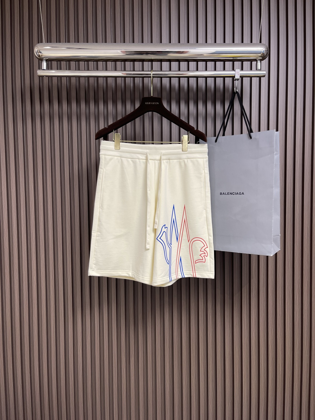 NO:453055,Moncler 2025ss Spring and Summer New Men's Casual Drawstring Shorts, Simple, Fashionable and Elegant, Simple, Neat and Refreshing, Quality Workmanship Details can stand any form of test, Simple, generous and versatile, elegant and handsome, with a new look!  Invincible appearance, the details are in place, and the three standards are complete. Size S-XL S-Size pants are 51.5cm long, waist 78cm hip circumference 106cm M-Size pants are 53cm waist 84cm hip circumference 112cm L-Size pants are 54.5cm waist circumference 90cm hip circumference 118cm XL-Size pants are 56cm waist circumference 94cm hip circumference 124cm, shorts, alexander wang19860909moncler 2025ss春夏新款男士休闲抽绳短裤 简洁时尚大方 简洁利落又清爽 品质做工细节经得起任何形式检验,简约大方百搭款 上身优雅帅气,焕然一新的即视感！品相无敌,细节都很到位,三标齐全.尺码S-XL S码裤长51.5cm 腰围78cm 臀围106cm M码裤长53cm 腰围84cm 臀围112cm L码裤长54.5cm 腰围90cm 臀围118cm XL码裤长56cm 腰围94cm 臀围124cm,,shorts,alexander wang,Men's clothing