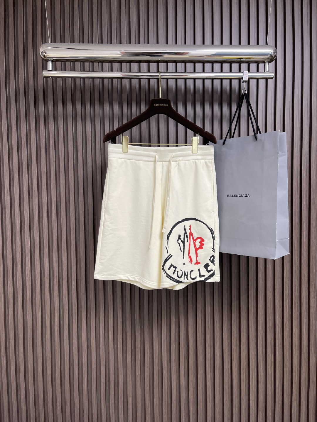 NO:453047,Moncler 2025ss summer new casual shorts, recommended for men and women!  High-end custom large wool coil pure cotton 380g fabric.  Breathable, elastic and comfortable, impeccable details, top-level auxiliary materials, original logo design concept for the front legs, delicate and soft feel!  The upper body style is excellent!  Size S-XL S-Size trousers 51.5cm waist 78cm hip trousers 106cm M size trousers 53cm waist 84cm hip trousers 112cm L size trousers 54.5cm waist 90cm hip trousers 118cm XL size trousers 56cm waist 94cm hip 124cm, shorts,alexander wang19860909Moncler 2025ss夏季新款休闲短裤,男女同款推荐！高级定制大毛线圈纯棉380g面料．透气弹力舒适度极高,细节无可挑剔,顶级辅料配备,腿前原版logo设计理念,手感细腻柔软！上身版型超赞！尺码S-XL S码裤长51.5cm 腰围78cm 臀围106cm M码裤长53cm 腰围84cm 臀围112cm L码裤长54.5cm 腰围90cm 臀围118cm XL码裤长56cm 腰围94cm 臀围124cm,,shorts,alexander wang,Men's clothing