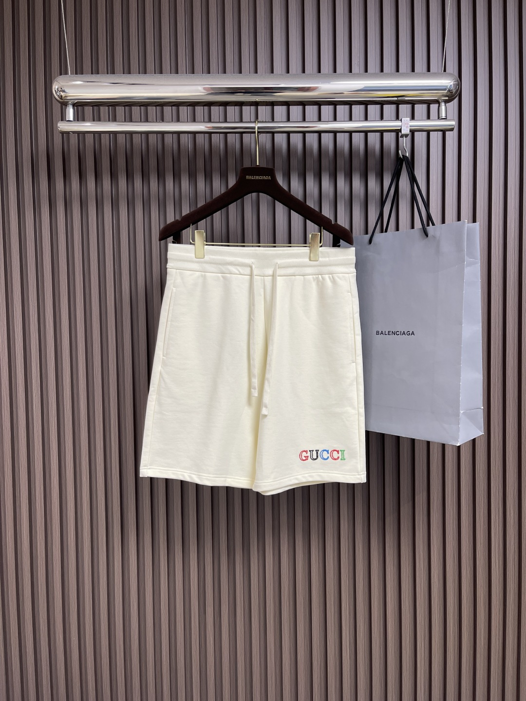 NO:453052,GUCCI 2025SS summer new letter LOGO embroidery casual shorts five-point pants, trouser leg logo precision digital embroidery, brand features, elastic waist design, no body shape. Size S-XL S-size 51.5cm long waist 78cm hip 106cm M-size trousers 53cm waist 84cm hip 112cm L-size trousers 54.5cm waist 90cm hip 118cm XL-size trousers 56cm waist 94cm hip 124cm, gucci, shorts, alexander wang19860909GUCCI 2025SS夏季新款字母LOGO刺绣休闲短裤五分裤,裤腿logo 精密数码刺绣,品牌特征十足,松紧腰围设计,不挑任何身材.尺码S-XL S码裤长51.5cm 腰围78cm 臀围106cm M码裤长53cm 腰围84cm 臀围112cm L码裤长54.5cm 腰围90cm 臀围118cm XL码裤长56cm 腰围94cm 臀围124cm,,gucci,shorts,alexander wang,Men's clothing