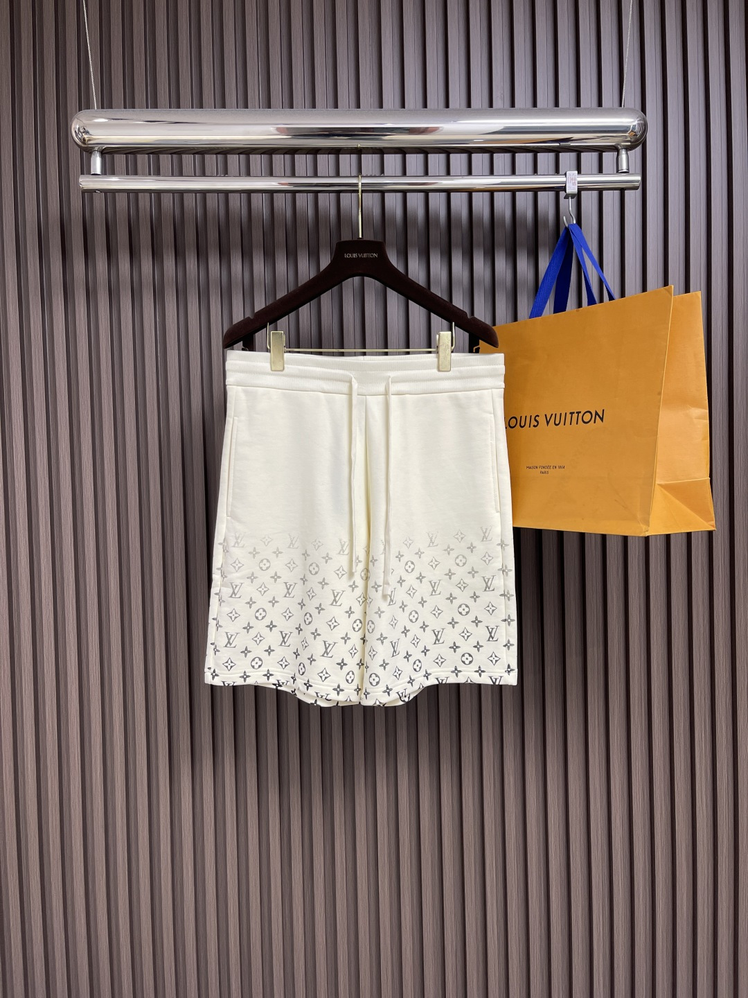 NO:453057,LV 2025ss Gradient old-fashioned printed shorts, the fabric is customized 380g wash water pure cotton wool fabric, which feels comfortable to touch. It adopts hand-printing technology, without fear of peeling and falling off, the upper body is silky and breathable. Infrared positioning and cutting, overalls, and the upper body is invincible and versatile. All details are customized and developed in all directions. Size S-XL S-Size trousers 51.5cm waist 78cm hip trousers 106cm M-Size trousers 53cm waist 84cm hip trousers 112cm L-Size trousers 54.5cm waist 90cm hip trousers 118cm XL-Size trousers 56cm waist 94cm hip 124cm,,louis vuitton, shorts,alexander wang19860909LV 2025ss 渐变老花印花短裤,面料为定制380克洗水纯棉毛圈面料,手感舒适.采用手工网印花工艺,无惧起皮脱落,上身丝滑透气.红外线定位裁剪,工装裤型设计,上身无敌百搭款.全部细节百处全部对位定制开发,尺码S-XL S码裤长51.5cm 腰围78cm 臀围106cm M码裤长53cm 腰围84cm 臀围112cm L码裤长54.5cm 腰围90cm 臀围118cm XL码裤长56cm 腰围94cm 臀围124cm,,louis vuitton,shorts,alexander wang,Men's clothing