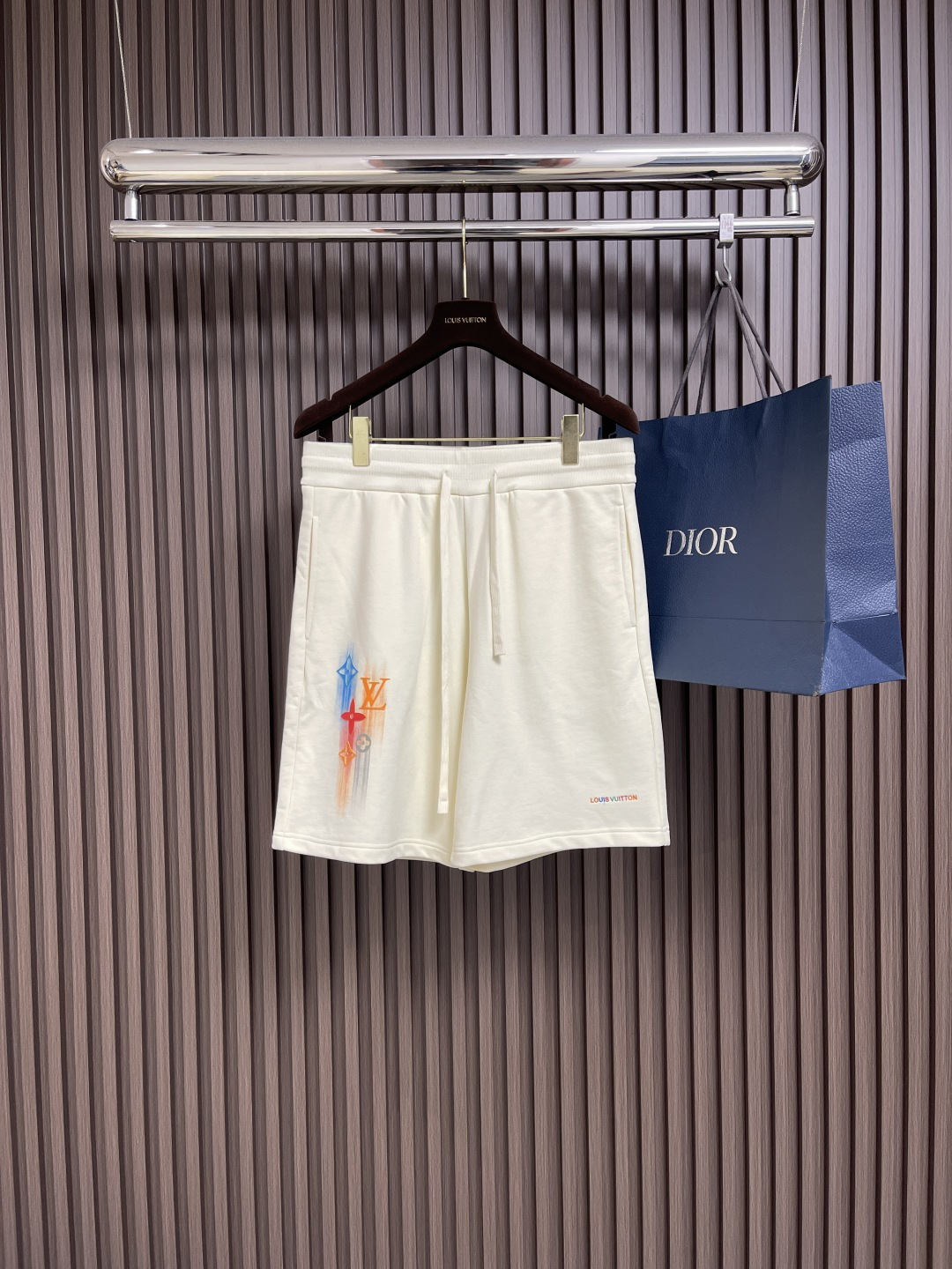 NO:453066,LV 2025s summer new three-dimensional printed casual shorts!  High-end custom large wool coil pure cotton 380g fabric.  Breathable, elastic and comfortable, impeccable details, top-level auxiliary materials, original logo design concept for the front legs, delicate and soft feel!  The upper body style is excellent. Size S-XL S-size pants 51.5cm long, waist 78cm hip circumference 106cm M-size pants 53cm waist 84cm hip circumference 112cm L-size pants 54.5cm waist 90cm hip circumference 118cm XL-size pants 56cm waist circumference 94cm hip circumference 124cm,,louis vuitton, shorts,alexander wang19860909LV 2025s夏季新款立体印花休闲短裤！高级定制大毛线圈纯棉380g面料．透气弹力舒适度极高,细节无可挑剔,顶级辅料配备,腿前原版logo设计理念,手感细腻柔软！上身版型超赞.尺码S-XL S码裤长51.5cm 腰围78cm 臀围106cm M码裤长53cm 腰围84cm 臀围112cm L码裤长54.5cm 腰围90cm 臀围118cm XL码裤长56cm 腰围94cm 臀围124cm,,louis vuitton,shorts,alexander wang,Men's clothing