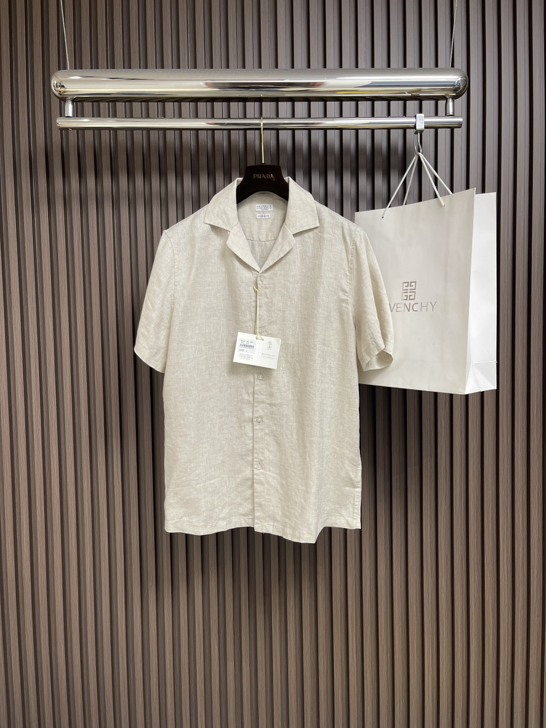 NO:454575,BC BrunelloCucinelli Brunello Cucinelli 2025ss Spring and Summer Men's Short Sleeve Shirt!  The upper body is comfortable and breathable, not stiff, and the overall body has a rich three-dimensional feeling. Customized exclusive cotton and linen fabric tailoring meets the simple needs of commuters for dressing. The upper body is very effective, making it look slim and not picky about the figure.  Fabric workmanship.  ..Improper, only good craftsmanship and good fabrics can make you feel good. It is a must-have item for everyone!  Size M-3XL, brunello cucinelli,shirts,T-shirt,alexander wang19860909BC BrunelloCucinelli布鲁内洛·库奇内利 2025ss春夏男士短袖衬衫！上身舒适透气,不僵硬,整体有着丰富的立体感,定制专属棉麻面料剪裁,满足通勤人们对于着装的简约需求,上身效果很好,显瘦,不挑剔身材．面料做工．..无可挑剔,好工艺好面料才能穿出好品味一款,人手必备单品！尺码M-3XL,,brunello cucinelli,shirts,T-shirt,alexander wang,Men's clothing