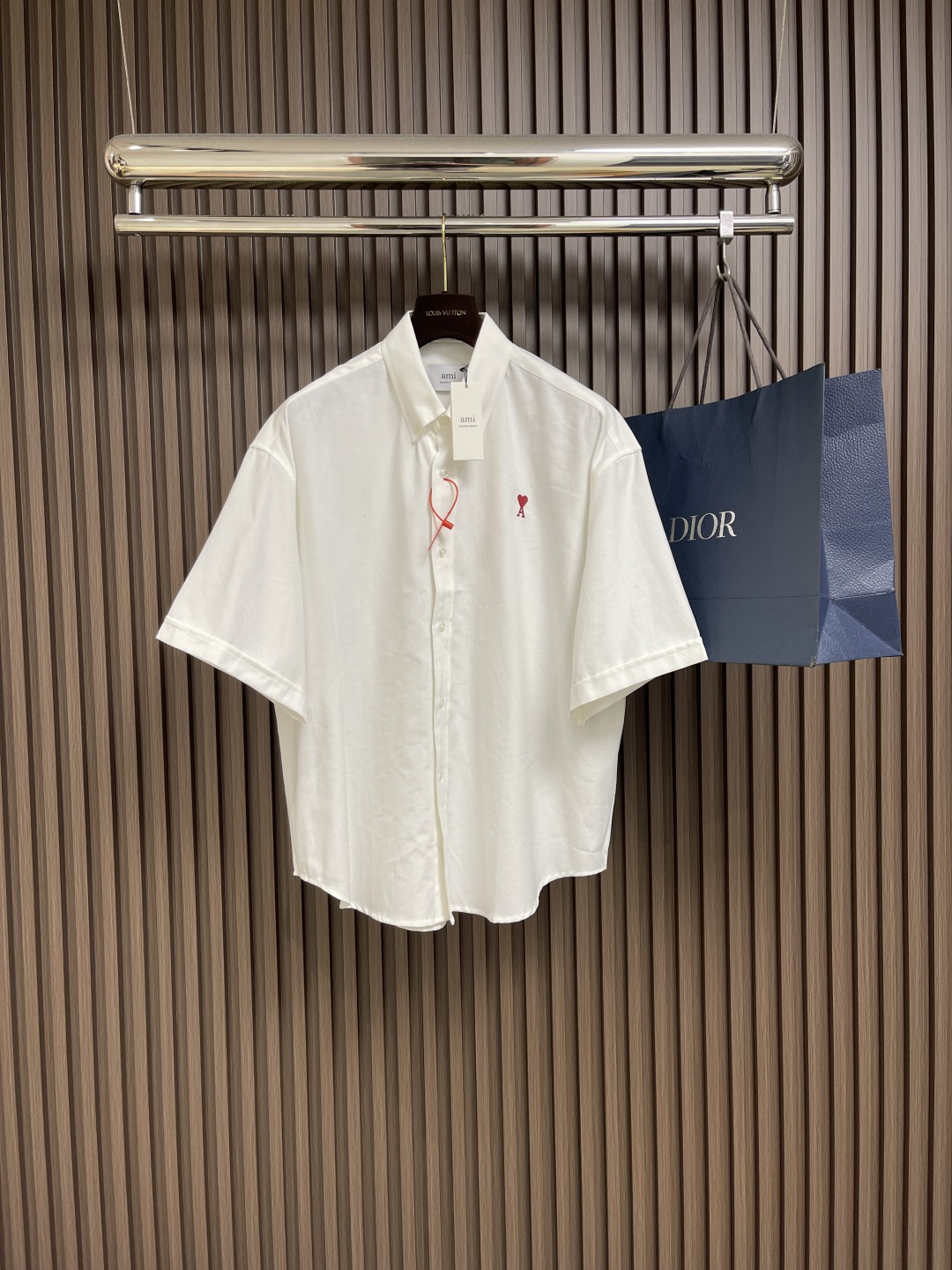 NO:453082,Ami 2025Ss new love embroidery box-shaped short-sleeved shirt adopts imported machine embroidery technology Use advanced computer control system and precision mechanical components to realize Ami love embroidery operation with high precision, smooth lines and delicate fabrics have been washed, with better texture, not easy to deform, not easy to shrink, not easy to fade, maintain long-term beauty. Size S-XL,,shirts,T-shirt,alexander wang19860909Ami 2025Ss新款爱心绣花箱型短袖衬衫,采用进口机刺绣工艺 使用先进的计算机控制系统和精密的机械部件 实现Ami爱心刺绣作业 精度高 线条流畅而细腻面料都经过浇洗 手感质感更佳 不易变形 不易缩水 不易褪色 保持长久的美观.尺码S-XL,,shirts,T-shirt,alexander wang,Men's clothing