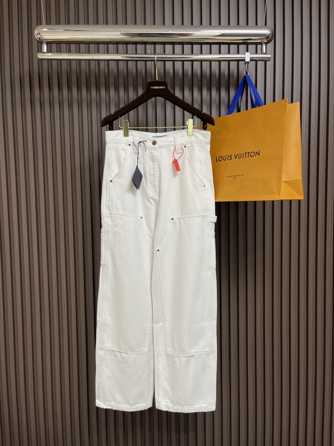 NO:430327,Prada triangular leather brand work pants, customized large grain-like washing, Zhufan, excellent texture, comfortable skin, pure white as the background color, old-fashioned gives it the texture of time precipitation, real cowhide triangular leather brand embellishes Prada's consistent exquisiteness and elegance, the same-toned bright line design, like a secret and elegant brushstroke, has a casual and free temperament when walking, and uses imported special aircraft infrared positioning 'Prada triangular leather brand' to be positioned more precise, firm and solid, the cloth is heavily washed with special solution, stains are removed and slightly faded, and then snowflake washes fade through strong washing, making the color more even, and a new high-speed and stable CNC model is used for bone measurement standards through precise digital control and high-speed and stable operation mechanism  Ensure that each bone measuring mark has a perfect three-dimensional effect and a delicate appearance. The trouser body is worn by pure artificial regular positioning and hand brush marks to add texture and depth to the surface of the clothing to imitate the texture of natural wear. Size 38-40-42-44 S-XL,,prada,cowhide,alexander wang19860909Prada 三角皮牌工装裤,定制大颗粒感洗褪朱帆 质感卓越 舒适贴肤 以纯粹白色为底色 做旧赋予其时光沉淀的质感 真牛皮三角皮牌点缀展示出Prada一贯的精致和优雅 同色调明线设计 宛如隐秘而优雅的笔触 行走间自有一番随性自在的气度,采用进口专机红外线定位“Prada三角皮牌” 位置更为精准 牢固结实, 布匹重度孝洗 通过特制溶液 去除污渍且轻微的褪色 再雪花洗 通过强烈的洗涤方式来褪色 使其颜色更为均匀,采用了新型高速稳定数控花样机进行测骨标 通过精确的数字控制和高速稳定的运行机制 确保每一个测骨标都呈现出完美的立体效果和精致的外观,裤身多处皆由纯人工规律性定位磨破 手工刷痕 在衣物表面增加纹理和深度感 以模仿自然磨损的质感.尺码38-40-42-44 S-XL,,prada,cowhide,alexander wang,Men's clothing