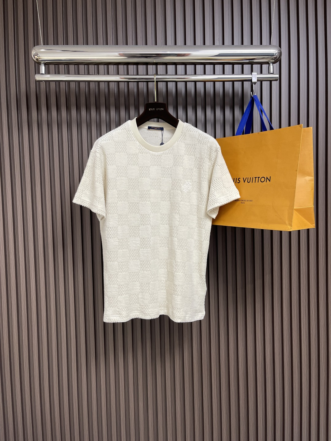 NO:451477,LV terry plaid short-sleeved T-shirt, this cotton t-shirt is made of comfortable terry cloth, and uses jacquard technology to wove the soft texture of the Damier pattern, and embroider the Marque uitton Deosee logo on the front. It can be matched with the same shorts to make a leisurely choice in the summer pool. Size S-XL,,louis vuitton, shorts, T-shirt,tees, t-shirt,alexander wang19860909LV 毛圈布格纹短袖T恤,本款棉质T恤取材舒适毛圈布,以提花工艺织就 Damier 图案的柔软肌理,并将Marque uitton Deosee 标识刺绣于正面.可搭配同款短裤,成就夏日池畔的闲适之选.尺码S-XL,,louis vuitton,shorts,T-shirt,tees，t-shirt,alexander wang,Men's clothing
