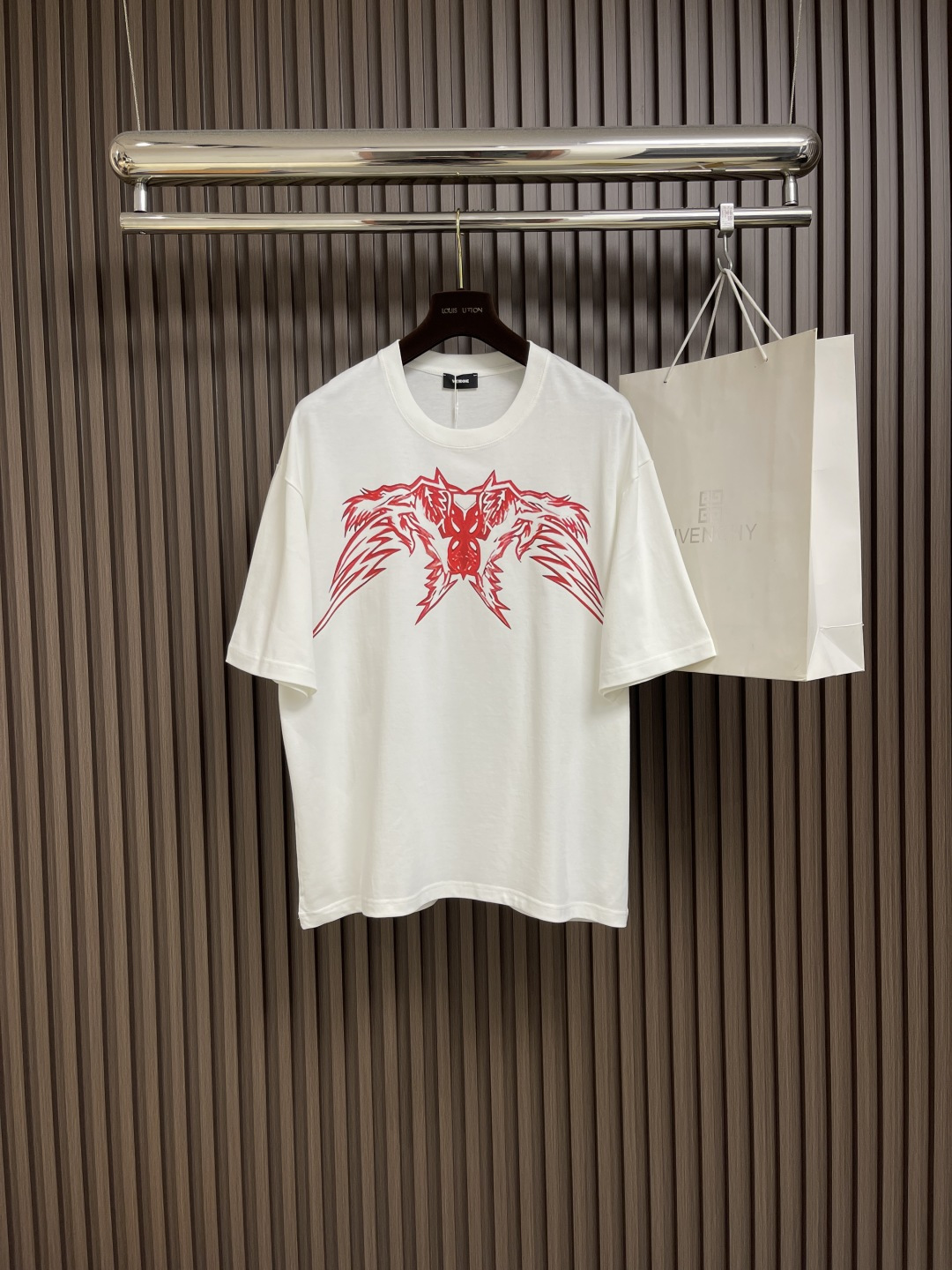 NO:453027,WELLDONE 2025ss new style special wing printed short-sleeved T-shirt, the fabric is made of 260g double yarn pure cotton fabric, which feels comfortable and soft, the upper body is comfortable and breathable, the neckline is made of ribbed in the same cylinder and the front sheet is printed with imported glue printing, without cracking, without blur, highlighting features, large factory workmanship, original original, three standards are complete. Size S-M-L,, T-shirt,tees, t-shirt,alexander wang19860909WELLDONE 2025ss新款 异型翅膀印花短袖T恤,面料采用260克双纱纯棉面料,手感舒适柔软,上身舒适透气,领口采用同缸同色罗纹,前片印花采用进口胶浆印刷,不开裂,不模糊,凸显的特点,大厂做工,原版原标,三标齐全.尺码S-M-L,,T-shirt,tees，t-shirt,alexander wang,Men's clothing