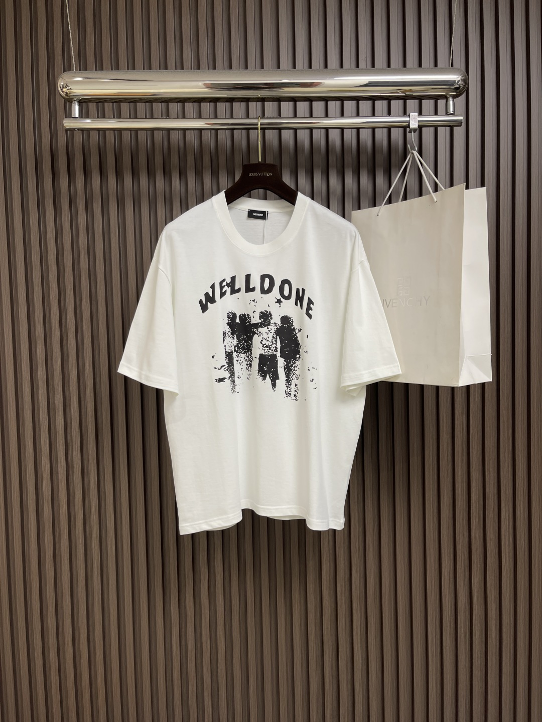 NO:453021,Welldone illustration printed round neck short-sleeved T-shirt. How can one missing such a T-shirt in a loose wardrobe for men and women? Welldone is so easy to wear. You can tell by looking at the street photos of celebrities. There is no color difference. Whoever wears the good looks and matches you can go out at will. Show off the freshness of summer, just like the refreshing feeling of orange soda in summer. Sizes S-M-L, T-shirt,tees, t-shirt,alexander wang19860909Welldone 插画印花圆领短袖T恤.男女同款宽松衣橱里怎么可以少一件如此的T恤呢 welldone多好穿 看明星街拍就知道了 没有色差 谁穿谁好看搭配随便什么就可以随意出门 出挑夏日的清新感 就像橘子汽水夏天给人带来的清新.尺码S-M-L,,T-shirt,tees，t-shirt,alexander wang,Men's clothing