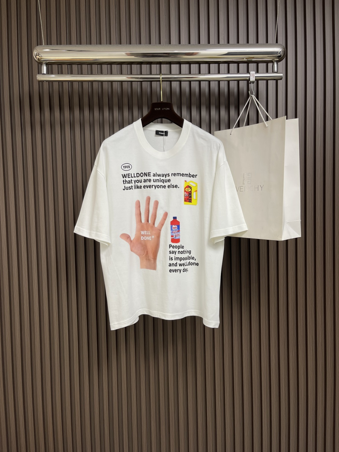 NO:451426,Welldone illustration Logo round neck short-sleeved T-shirt, customized plain 320g rewash cotton fabric, the fabric is breathable and summery, smooth and delicate, and elastic, low-key luxury logo pattern decoration creates details and exquisite workmanship, showing the most beautiful, modern and fashionable feeling!  The regular cut design is short-sleeved; the upper body is casual and versatile and not picky!  Size S-M-L, T-shirt,tees,t-shirt,alexander wang19860909Welldone 插画Logo圆领短袖T恤,客供定制平纹320克重洗水棉布材质制成,面料透气夏日手感爽滑细腻且富有弹性,低调奢华标识图案装饰打造细节做工精湛到位,展现出最唯美现代时尚感！常规的版型裁剪设计短袖；上身休闲百搭不挑人！尺码S-M-L,,T-shirt,tees，t-shirt,alexander wang,Men's clothing