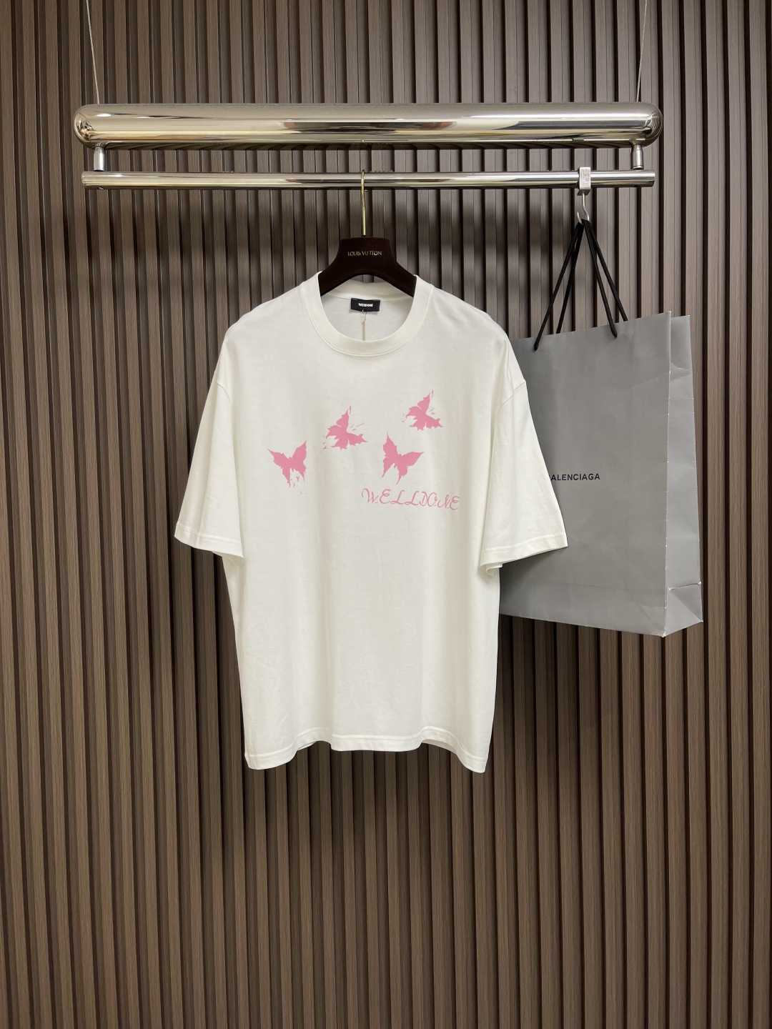 NO:451440,Welldone Butterfly Print Logo Round Neck Short-Sleeve T-shirt, custom-made plain 320g rewashing cotton fabric, the fabric is breathable and summery, smooth and delicate, and elastic. The low-key luxury logo pattern is decorated to create the details and exquisite workmanship, showing the most beautiful, modern and fashionable feeling!  The regular cut design is short-sleeved; the upper body is casual and versatile and not picky!  Size S-M-L, T-shirt,tees,t-shirt,alexander wang19860909Welldone 蝴蝶印花Logo圆领短袖T恤,客供定制平纹320克重洗水棉布材质制成,面料透气夏日手感爽滑细腻且富有弹性,低调奢华标识图案装饰打造细节做工精湛到位,展现出最唯美现代时尚感！常规的版型裁剪设计短袖；上身休闲百搭不挑人！尺码S-M-L,,T-shirt,tees，t-shirt,alexander wang,Men's clothing