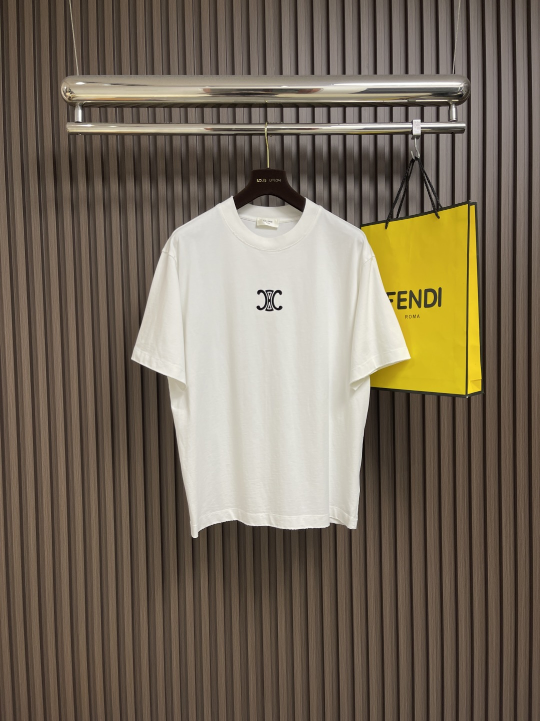 NO:451435,celine 2025ss new Triumph button printed T-shirt, selected cotton fabric, cotton, soft and comfortable upper body. CELINE PARIS TRIOMPHE print on the chest, round collar, ribbed trim, classic and versatile. Size S-XL S S size 68.5cm medium length behind, bust 117cm 52cm shoulder width 70.5cm rear, bust 121cm shoulder width 53.5cm L size, mid-length behind, 72.5cm bust 125cm shoulder width 55cm XL size, mid-length behind, 74.5cm bust 129cm shoulder width 56.5cm, celine,tees, t-shirt,alexander wang19860909celine 2025ss新款 凯旋扣印花T恤,精选棉质面料,棉,上身柔软舒适.胸前CELINE PARIS TRIOMPHE印花,圆领,衣领饰有罗纹饰边,经典百搭.尺码S-XL S码后中长68.5cm 胸围117cm 肩宽52cm M码后中长70.5cm 胸围121cm 肩宽53.5cm L码后中长72.5cm 胸围125cm 肩宽55cm XL码后中长74.5cm 胸围129cm 肩宽56.5cm,,celine,tees，t-shirt,alexander wang,Men's clothing