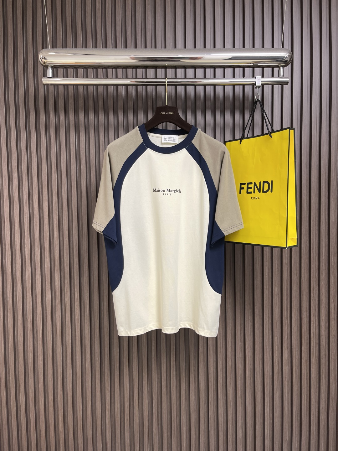 NO:451431,Maison Margiela MM6 spring and summer new spliced ​​contrasting color short-sleeved T-shirt, customized fabric, heavy industry contrasting color splicing design, super beautiful, simple and versatile!  The upper body is extremely comfortable!  The same style for men and women!  Size S-XXL,,masion margiela,masion margiela,T-shirt,tees,t-shirt,alexander wang19860909MaisonMargiela马吉拉 MM6 春夏新款拼接撞色短袖T恤,定制面料,重工撞色拼接设计,超级好看,简洁百搭！上身极致舒适！男女同款！尺码S-XXL,,masion margiela,masion margiela,T-shirt,tees，t-shirt,alexander wang,Men's clothing