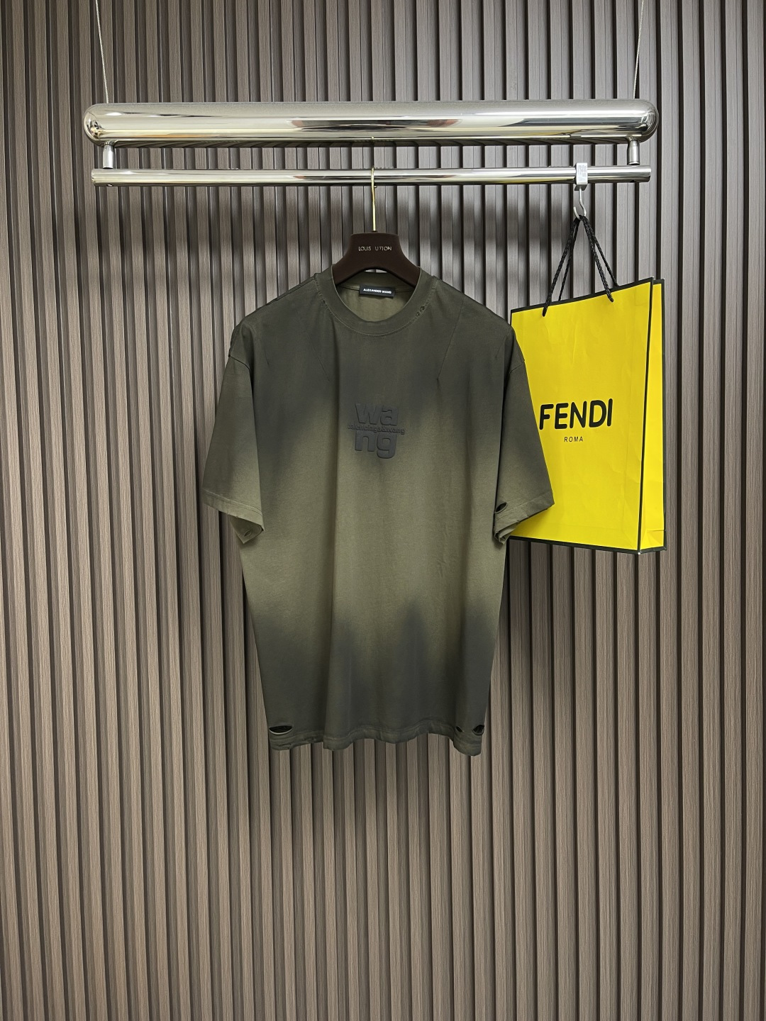 NO:453086,alexander wang 2025SS spring and summer new round neck short-sleeved T-shirt custom yb cotton material breathable and comfortable thread splicing pattern in the same color full texture General style cutting Exquisite old print highlights the brand style Loose style slimming visual effect Classic color matching creates a personal style full of creativity Brand high-end design sense, single wear inner wear is brilliant and fashionable Customized surface accessories Size S-XXL,,alexander wang,T-shirt,tees,t-shirt,alexander wang19860909alexander wang 亚历山大王 2025SS春夏新品圆领短袖t恤 定制yb棉材质 透气舒适 同色系螺纹拼接图案 质感十足 常规版型裁剪 精致做旧印花凸显品牌格调 宽松版型显瘦视觉效果 经典配色打造个性风格 充满创意 品牌高级设计感拉满 单穿内搭都出彩时髦 定制面辅料 尺码S-XXL,,alexander wang,T-shirt,tees，t-shirt,alexander wang,Men's clothing