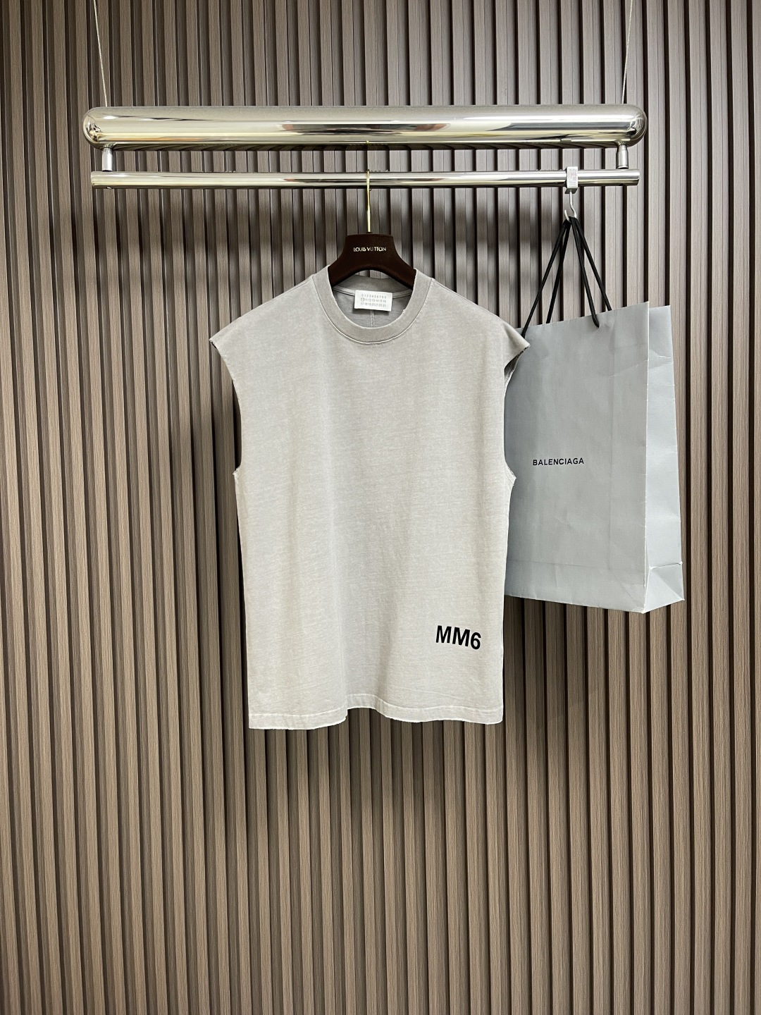 NO:451402,MM6 2025SS spring and summer new product, fashionable and casual sleeveless T-shirt vest, using imported 120 European cotton fabrics, top-grade printing craftsmanship text pattern logo, extremely high-end, calm and versatile, handsome and stylish on the upper body. Size S-XL,,masion margiela,tees,t-shirt,alexander wang19860909MM6 2025SS春夏新品,时尚休闲无袖T恤背心,采用进口120支欧棉面料,顶级印花工艺文字图案 logo ,档次极高,从容百搭,上身帅气有型.尺码S-XL,,masion margiela,tees，t-shirt,alexander wang,Men's clothing