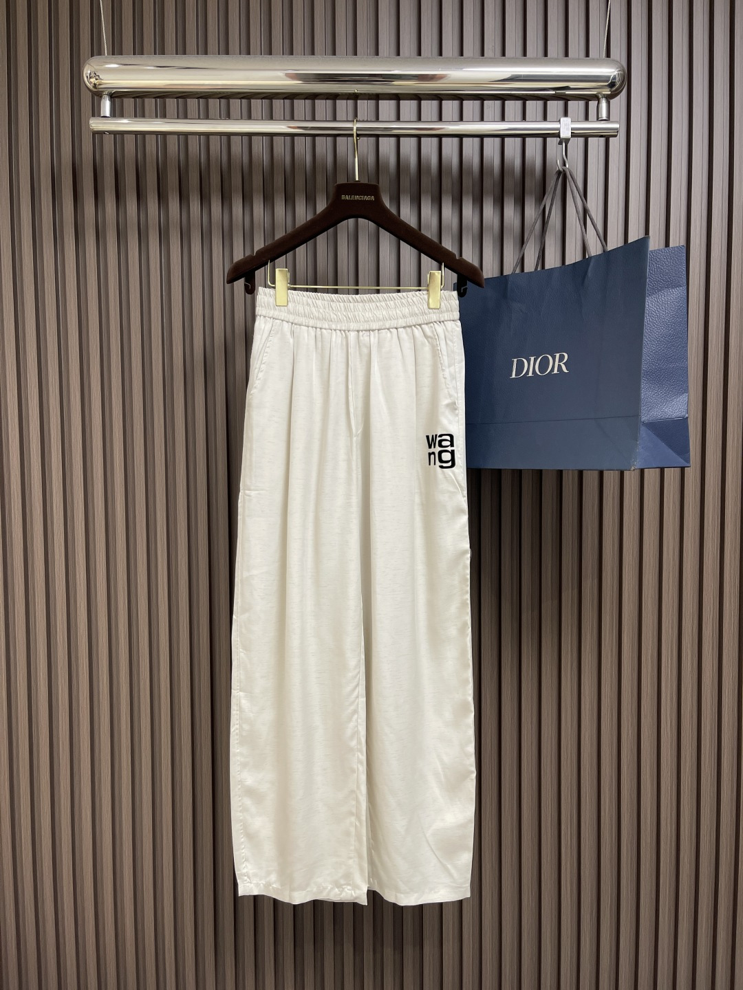 NO:451486,Alexander wang 2025SS summer new casual sports straight-leg pants, with lateral decorations with King printed pattern design, with distinct recognition, elastic elastic waist drawstring design, fabric feels soft and smooth, good shape retention, low elastic wire structure makes the trousers elastic and not easy to wrinkle Size M-3XL M size waist 70cm Sit 116cm Sit 105cm L size waist 73cm Sit 120cm Sit 107cm XL size waist 76cm Sit 124cm Sit 109cm XXL size waist 79cm Sit 128cm Sit 111cm XXXL size waist 80cm Sit 132cm Sit 113cm, alexander  wang,alexander wang19860909Alexander wang 亚历山大王 2025SS夏季新款休闲运动直筒裤,侧向饰有 大王印花图案设计,辨识度颇为鲜明,弹性松紧腰边抽绳设计,面料手感柔软滑润、保型性好、低弹丝的构造使裤身弹性恰到好处,并且不易起皱 尺码M-3XL M码腰围70cm 坐围116cm 裤长105cm L码腰围73cm 坐围120cm 裤长107cm XL码腰围76cm 坐围124cm 裤长109cm XXL码腰围79cm 坐围128cm 裤长111cm XXXL码腰围80cm 坐围132cm 裤长113cm,,alexander wang,alexander wang,Men's clothing