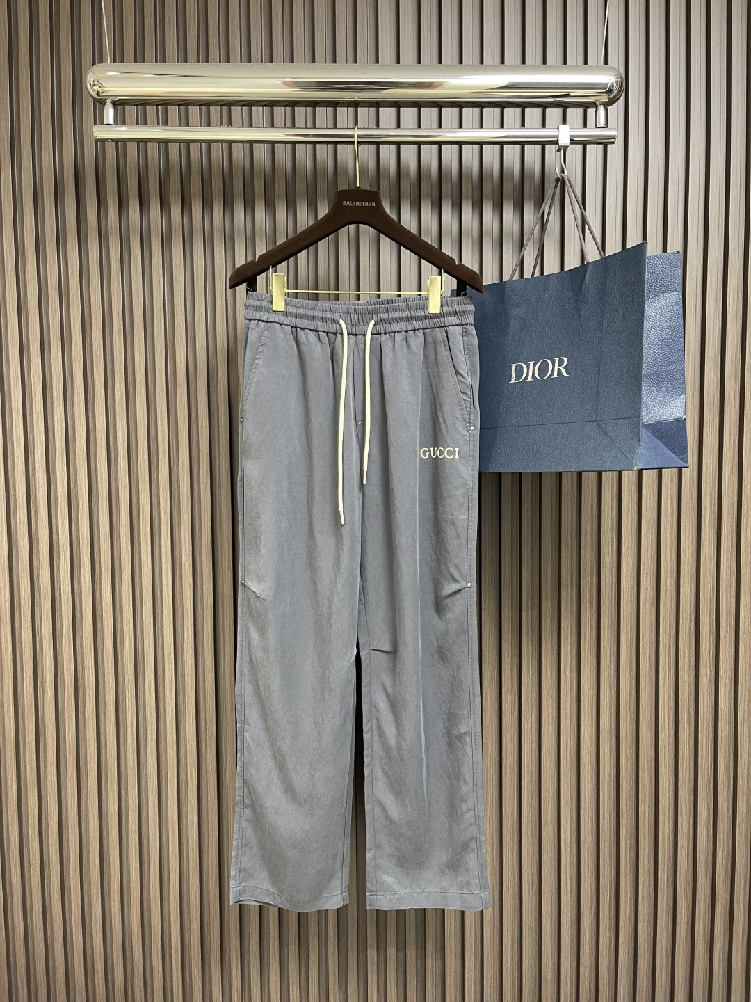 NO:430322,Gucci new versatile casual pants are elegant and fashionable and natural. The style is simple and generous. The classic straight-fitting style is light and simple to wear and can also adapt to more body shapes. It can modify the crisp and slender legs and exude a proud aura that is different from others from the inside out. Pure cotton imported elastic fabric allows you to feel the most comfortable wearing experience to the greatest extent, breathable, skin-friendly and soft and delicate. Size M-3XL, gucci, alexander wang19860909Gucci 新款百搭休闲裤 典雅时尚又具有自然 款式简单大方,经典的直筒版型打造,轻简实穿同时也能适配更多体型的穿着,可以修饰出挺括修长的腿型,能自内而外的散发出区别于他人的傲人气场.纯棉进口弹力面料,最大程度让你感受到最舒适的穿着体验,透气亲肤柔软细腻.尺码M-3XL,,gucci,alexander wang,Men's clothing