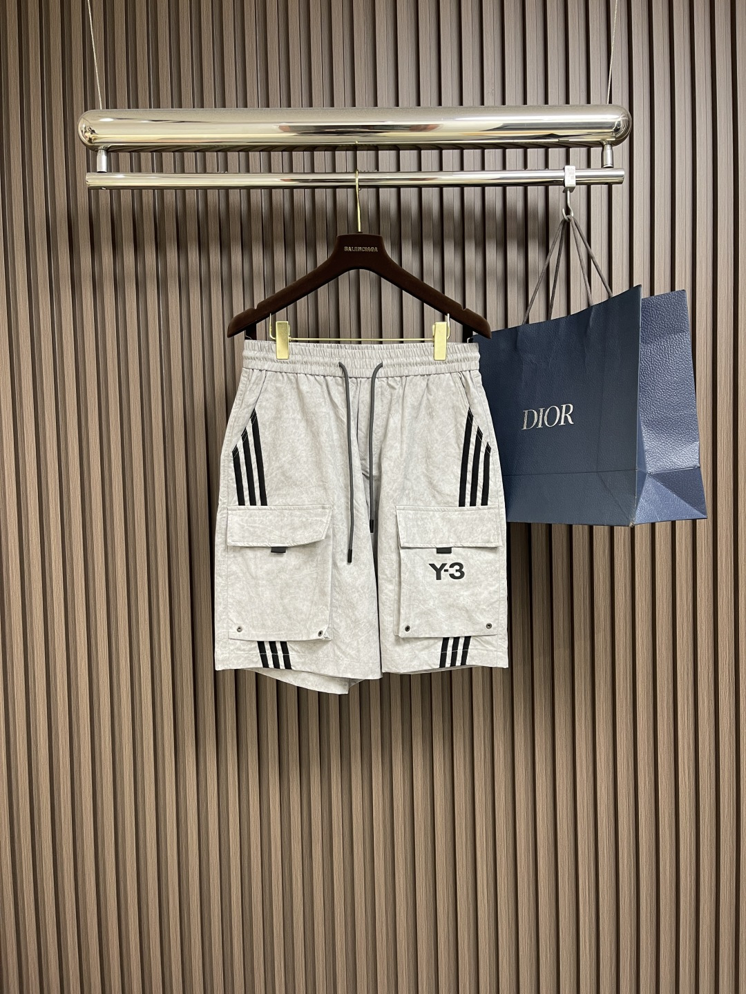 NO:451481,Y3 multi-bag sports and casual shorts, simple and wide version of fashionable shorts, comfortable, breathable, soft and skin-friendly. The multi-bag design looks particularly eye-catching and full of sporty aura. The elastic and elastic waist-retracting design provides comfort and convenience. It is unique and elegant. Size M-3XL M size waist 70cm, seating 108cm, trousers length 54cm, L size waist 73cm, seating 112cm, trousers length 55cm, XL size waist 76cm, seating 116cm, trousers length 56cm, XXL size waist 79cm, seating 120cm, trousers length 57cm, XXXL size waist 82cm, seating 124cm, trousers length 58cm,, shorts, alexander wang19860909Y3 多袋运动休闲短裤,简约阔版时尚的短裤 舒适透气柔软亲肤.多袋设计显得格外引人注目,运动气场十足.松紧弹力收腰设计提供了舒适,便捷.个性而不失优雅.尺码M-3XL M码腰围70cm 坐围108cm 裤长54cm L码腰围73cm 坐围112cm 裤长55cm XL码腰围76cm 坐围116cm 裤长56cm XXL码腰围79cm 坐围120cm 裤长57cm XXXL码腰围82cm 坐围124cm 裤长58cm,,shorts,alexander wang,Men's clothing