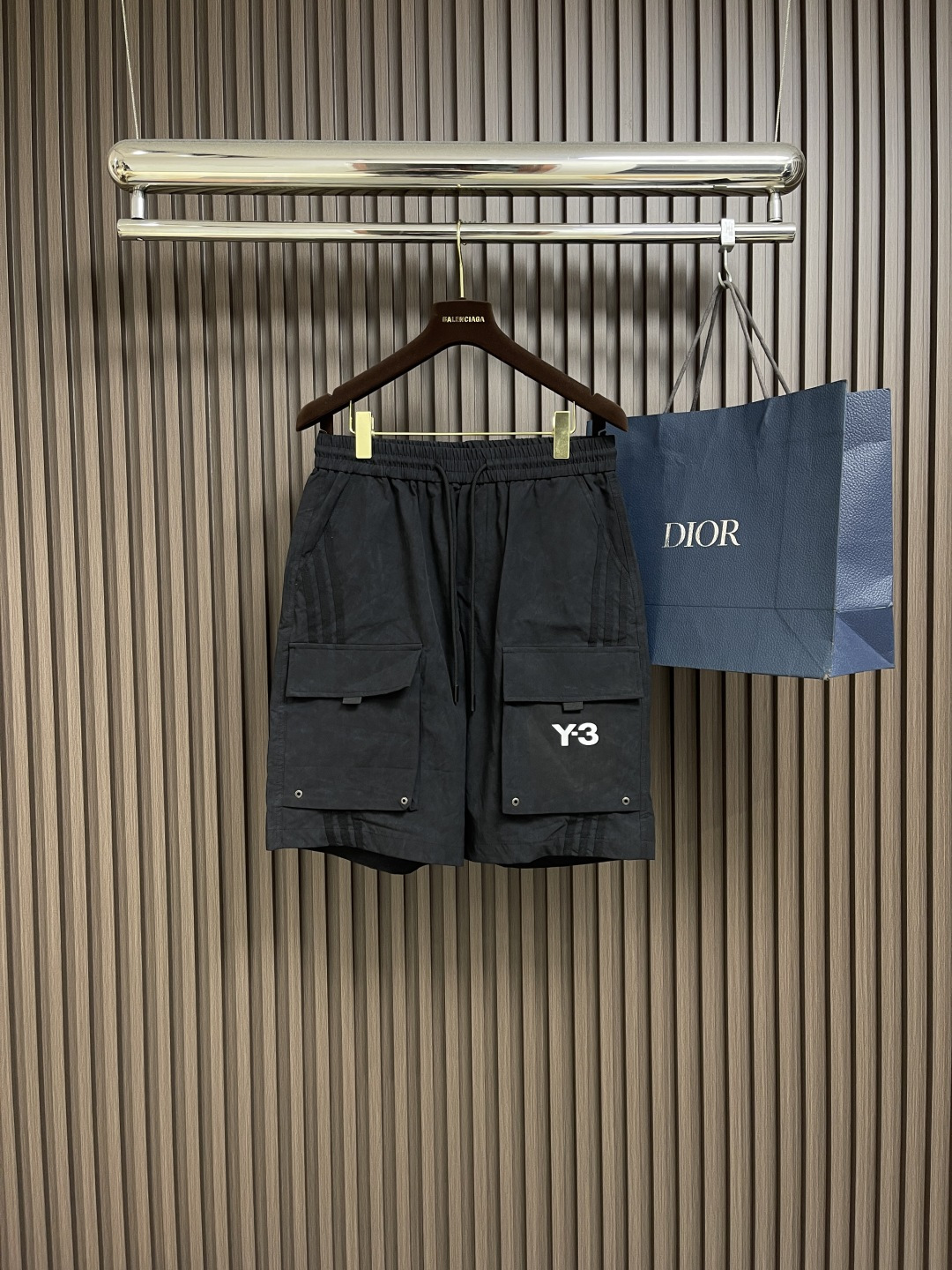 NO:430344,Y3 multi-bag sports and casual shorts, simple and wide version of fashionable shorts, comfortable, breathable, soft and skin-friendly. The multi-bag design looks particularly eye-catching and full of sporty aura. The elastic and elastic waist-retracting design provides comfort and convenience. It is individual and elegant. Size M-3XL M size waist 70cm, seating 108cm, trousers length 54cm, L size waist 73cm, seating 112cm, trousers length 55cm, XL size waist 76cm, seating 116cm, trousers length 56cm, XXL size waist 79cm, seating 120cm, trousers length 57cm, XXXL size waist 82cm, seating 124cm, trousers length 58cm,, shorts, alexander wang19860909Y3 多袋运动休闲短裤,简约阔版时尚的短裤 舒适透气柔软亲肤.多袋设计显得格外引人注目,运动气场十足.松紧弹力收腰设计提供了舒适,便捷.个性而不失优雅.尺码M-3XL M码腰围70cm 坐围108cm 裤长54cm L码腰围73cm 坐围112cm 裤长55cm XL码腰围76cm 坐围116cm 裤长56cm XXL码腰围79cm 坐围120cm 裤长57cm XXXL码腰围82cm 坐围124cm 裤长58cm,,shorts,alexander wang,Men's clothing