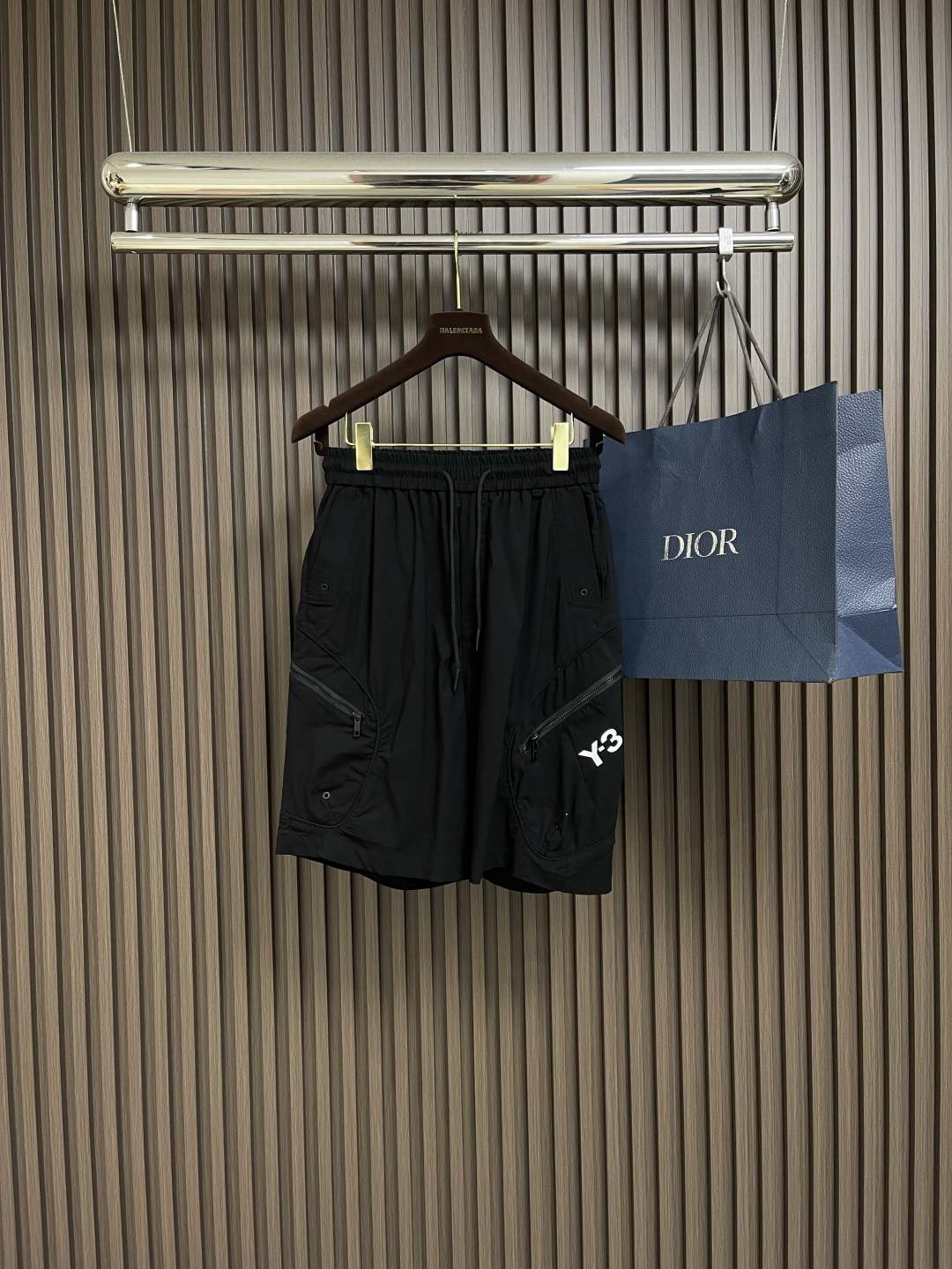 NO:451476,Y3 Yamamoto's new high street multi-bag shorts 2025ss summer new style fabrics and accessories are fully customized, famous for their unique tailoring designs. The style has been carefully crafted. Fashion experts should not miss it. Size M-3XL M size waist 70cm seating 108cm trousers length 54cm L size waist 73cm seating 112cm trousers length 55cm XL size waist 76cm seating 116cm trousers length 56cm XXL size waist 79cm seating 120cm trousers length 57cm XXXL size waist 82cm seating 124cm trousers length 58cm, shorts, alexander wang19860909Y3 山本家新款高街多袋短裤 2025ss夏季新款 面料 辅料全定制,以独特剪裁设计闻名 版型经过精心打造 时尚达人不容错过.尺码M-3XL M码腰围70cm 坐围108cm 裤长54cm L码腰围73cm 坐围112cm 裤长55cm XL码腰围76cm 坐围116cm 裤长56cm XXL码腰围79cm 坐围120cm 裤长57cm XXXL码腰围82cm 坐围124cm 裤长58cm,,shorts,alexander wang,Men's clothing