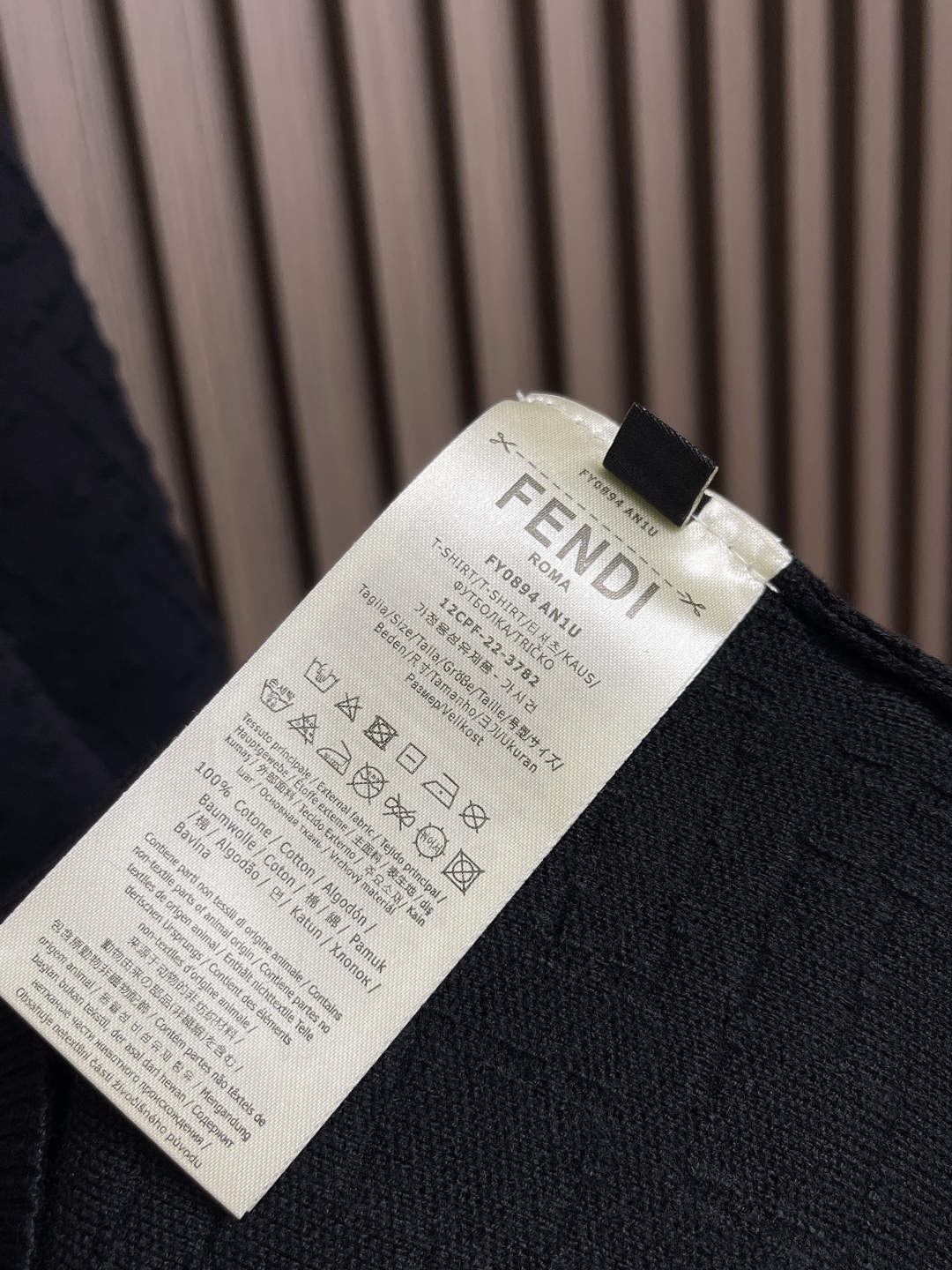 Luxurious Fendi FF Knitted Sweaters: Crafted with Precision and Elegance - 图片 9