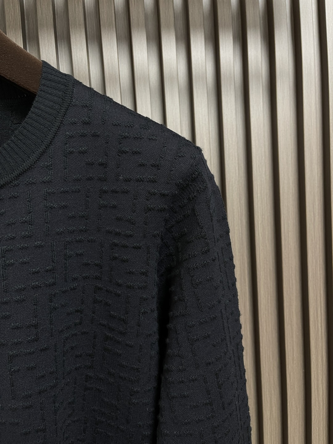 Luxurious Fendi FF Knitted Sweaters: Crafted with Precision and Elegance - 图片 4