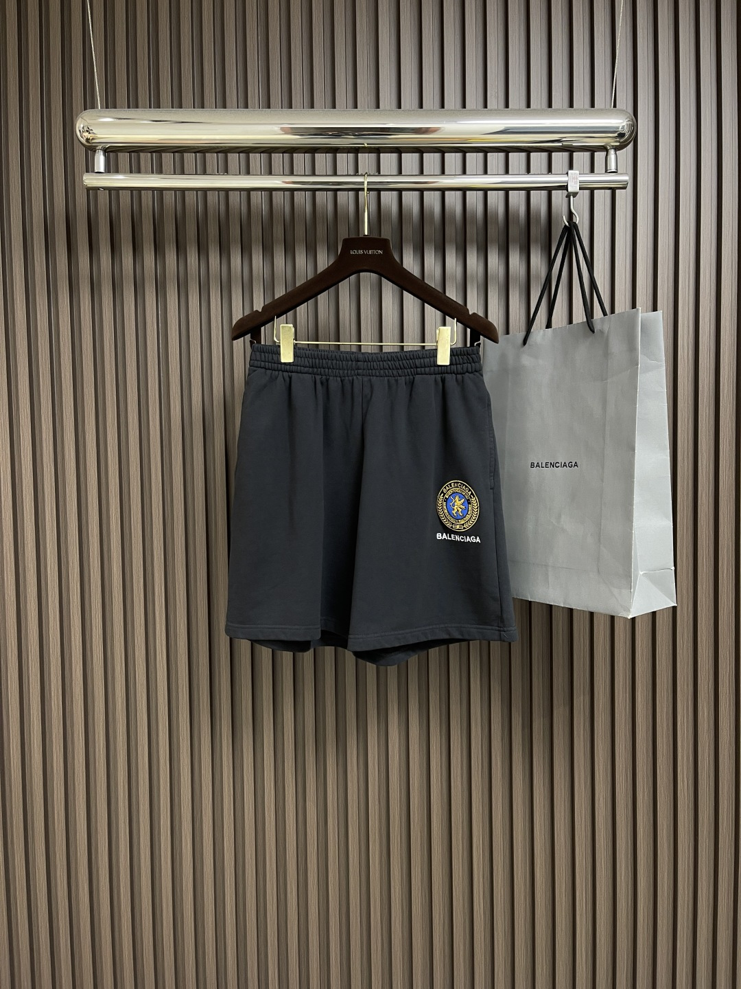 NO:451411,Top shorts P balenciaga 2025ss early autumn Balenciaga & Manchester United joint embroidered seals wash and make old short-sleeved T-shirt shorts set, old texture black T, simple but unruly, the balenciaga brand logo and cuffs Manchester City joint badge on the chest, low-key and luxurious feeling full~ The side badge design of the same color shorts instantly improves fashion, and the high-end atmosphere is hard to grasp. Whether you go out or exercise, wear it, it will easily become the focus of the crowd, and the fashion is soaring. Size 1-2-3-4 XS-L,,balenciaga,balenciaga, shorts,T-shirt,tees,t-shirt,alexander wang19860909上衣 短裤P balenciaga 2025ss早秋巴黎世家＆曼联联名刺绣章仔洗水造旧短袖T恤短裤套装,做旧质感黑T,简约却透着不羁,胸前balenciaga品牌标识和袖口曼城联名徽章,低调奢华感拉满～同色系短裤侧边徽章设计,瞬间提升时尚度,高级氛围感狠狠拿捏,不管出街还是运动,穿上它,轻松成为人群焦点,时尚度一路狂飙. 尺码1-2-3-4 XS-L,,balenciaga,balenciaga,shorts,T-shirt,tees，t-shirt,alexander wang,Men's clothing