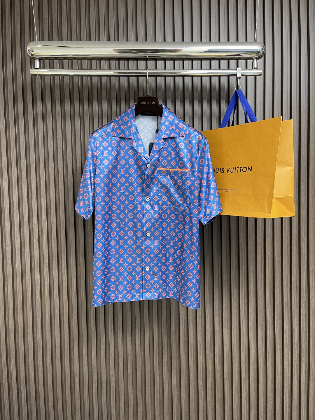 NO:451491,Top Shorts LV  The new dark-texture letter acetic acid short-sleeved shirt and shorts suit for summer 2025SS summer has become a bright color in the wardrobe with its unique charm. It uses high-quality acetate fabrics, which are silky and breathable, and can keep the skin dry and comfortable even in the hot summer. The carefully designed dark-texture letters are low-key but not lacking in style, adding a mystery and elegance to the overall look. The tailoring is smooth and the lines are easy to match. Whether it is matched or matched, you can easily control a variety of styles, from the ability to workplace to daily leisure, you can show your unique taste. In addition, the acetate fabrics also have good wrinkle resistance, and even after many wear and washing, they can still maintain the crispness and texture of the clothes. Such a dark-texture letter acetic acid that combines beauty and practicality is undoubtedly the best choice for you who pursue a quality life. Size S-XL, louis  vuitton, shorts,shirts,T-shirt,alexander wang19860909上衣 短裤 LV 2025SS夏季新款暗纹字母醋酸短袖衬衫短裤套装,以其独特的魅力,成为衣橱中的一抹亮色.采用高品质的醋酸面料,触感丝滑,透气性好,即便是炎炎夏日也能保持肌肤的干爽舒适.上精心设计的暗纹字母,低调而不失格调,为整体造型增添了一份神秘与雅致.剪裁合体,线条流畅,无论是搭配还是,都能轻松驾驭多种风格,从职场干练到日常休闲,都能展现你的独特品味.此外,醋酸面料还具有良好的抗皱性,即便是经过多次穿着与洗涤,依然能保持衣物的挺括与质感.这样一款集美观与实用于一身的暗纹字母醋酸,无疑是追求品质生活的你的不二之选.尺码S-XL,,louis vuitton,shorts,shirts,T-shirt,alexander wang,Men's clothing