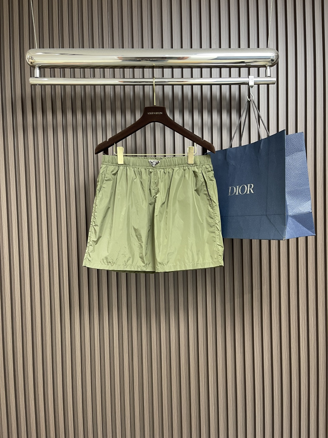 NO:451466,Prada Triangle Beach Shorts, custom three-proof and full-function nylon fabric, windproof and waterproof, sun protection, touch like the last technology, light and tough, comfortable to fit, and an enamel triangle metal logo highlights the brand. The infrared positioning of the 'Prada Triangle' is used to use imported special aircraft, and the position is more accurate and firm. The inside of the pocket is embedded in the cushion process. The barrel seam process is adopted. The seam is divided by hand. Ironing and shaping. The edges are trimmed. The daily output is low. High loss. The processing unit price is expensive. Size S-XL,,prada, shorts,alexander wang19860909Prada 三角标沙滩短裤,定制三防全功能尼龙面料 防风防水防晒 触感如同末来科技轻盈又坚韧 舒适贴肤 涂珐琅三角形金属徽标彰显品牌.采用进口专机红外线定位'Prada三角标'位置更为精准 牢固结实.口袋内里皆埋夹工艺 采用筒子缝工艺 通过来回俩道车线 再手工分缝 熨烫定型 修剪缝边 日产量低 损耗高 加工单价昂贵.尺码S-XL,,prada,shorts,alexander wang,Men's clothing