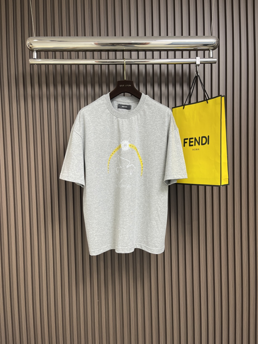 NO:453059,AMIRI 2025SS new ironing pegasus letter printing used for washing water round neck short-sleeved T-shirt, imported high-string tight pure cotton, loose and breathable, imported direct-spray printing, super comfortable three-standard upper body, exquisite workmanship. Size S-XXL S bust 108cm shoulder width 55cm long 68.5cm M bust 112cm shoulder width 57cm long 70.5cm L bust 116cm shoulder width 59cm long 72.5cm XL bust 120cm shoulder width 60cm long 74.5cm XXL bust 124cm shoulder width 61cm long 76cm, amiri, T-shirt,tees, t-shirt,alexander wang19860909AMIRI 2025SS新款烫钻飞马字母印花做旧洗水圆领短袖T恤,进口高支紧密纯棉,宽松透气,进口直喷印花,上身超舒适三标齐全,做工精致.尺码S-XXL S码胸围108cm 肩宽55cm 衣长68.5cm M码胸围112cm 肩宽57cm 衣长70.5cm L码胸围116cm 肩宽59cm 衣长72.5cm XL码胸围120cm 肩宽60cm 衣长74.5cm XXL码胸围124cm 肩宽61cm 衣长76cm,,amiri,T-shirt,tees，t-shirt,alexander wang,Men's clothing