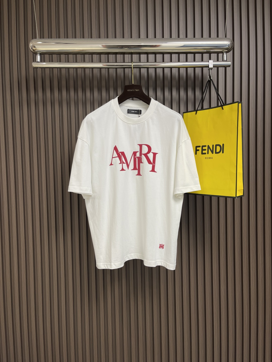 NO:451430,Amiri 2025ss summer new round neck short-sleeved T-shirt with customized suede foam embossing logo craftsmanship on the chest!  Specially customized fabrics!  Thick board three-dimensional!  The thicker texture makes the overall high breathability and soft texture more prominent, and the full cotton texture causes extreme comfort, the same style as men and women!  Size S-XXL Size bust 108cm Shoulder width 55cm Length 68.5cm Size bust 112cm Shoulder width 57cm Length 70.5cm Length 116cm Shoulder width 59cm Length 72.5cm XL size bust 120cm Shoulder width 60cm Length 74.5cm XXL size bust 124cm Shoulder width 61cm Length 76cm,,amiri,T-shirt,tees,t-shirt,alexander wang19860909Amiri 2025ss夏季新款圆领短袖T恤 胸前定制绒面发泡压花logo工艺！特供定制面料！厚板立体！偏厚使整体高透气和柔软性的质感更加凸显,饱满的棉质感引起极度舒适,男女同款！尺码S-XXL S码胸围108cm 肩宽55cm 衣长68.5cm M码胸围112cm 肩宽57cm 衣长70.5cm L码胸围116cm 肩宽59cm 衣长72.5cm XL码胸围120cm 肩宽60cm 衣长74.5cm XXL码胸围124cm 肩宽61cm 衣长76cm,,amiri,T-shirt,tees，t-shirt,alexander wang,Men's clothing