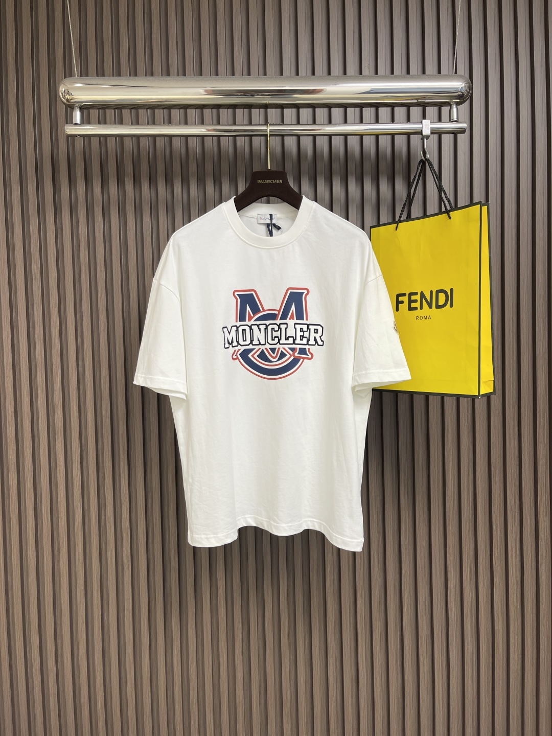 NO:453063,Monecler foam printed short-sleeved T-shirt on chest, the fabric is made of 260 grams of combed cotton, customized 32 1*1 threads, two-way wash the garment, the fabric is comfortable and skin-friendly, and has no sense of difference. Custom dyed fabric, high textile density, good drape, not easy to deform, thick texture and tight spinning process will not affect the breathability of the fabric, the saturation of the color is very high, size S-XXL S-size bust 108cm Shoulder width 55cm Long 68.5cm M Size bust 112cm Shoulder width 57cm Long 70.5cm L Size bust 116cm Shoulder width 59cm Long 72.5cm XL Size bust 120cm Shoulder width 60cm Long 74.5cm XXL Size bust 124cm Shoulder width 61cm  Clothes length 76cm, T-shirt,tees,t-shirt,alexander wang19860909Monecler 胸前发泡印花短袖T恤,面料采用260克重精梳棉,定制32支1*1螺纹,成衣两遍水洗处理,面料舒适亲肤无异感,定制定染面料, 纺织密度高,垂感佳,不易变形,厚织感加上紧密纺纱工艺,不会影响面料的透气性,成色的饱和度很高,尺码S-XXL S码胸围108cm 肩宽55cm 衣长68.5cm M码胸围112cm 肩宽57cm 衣长70.5cm L码胸围116cm 肩宽59cm 衣长72.5cm XL码胸围120cm 肩宽60cm 衣长74.5cm XXL码胸围124cm 肩宽61cm 衣长76cm,,T-shirt,tees，t-shirt,alexander wang,Men's clothing