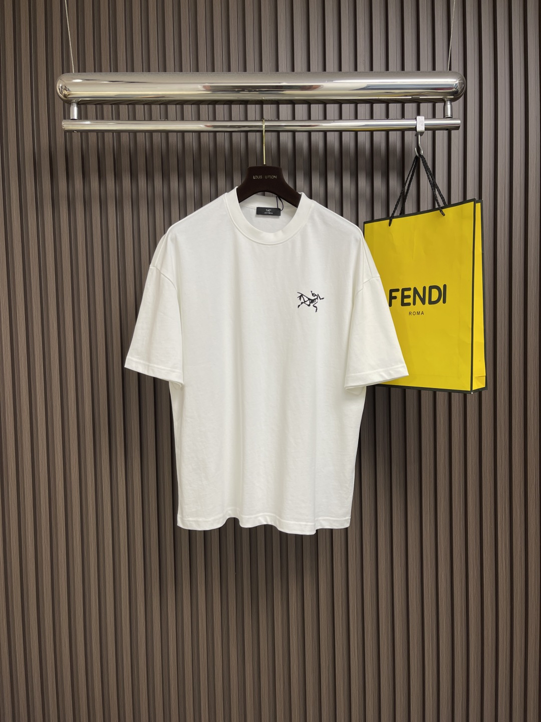 NO:451416,arcteryx logo printed round neck loose American retro short-sleeved T-shirt. The fabric is made of 40 260g double yarn fabric. The upper body is stylish and has an invincible texture. It is definitely a very cost-effective short-sleeved T-shirt with comfortable and breathable thickness. It has excellent elasticity, washing resistance, three-dimensionality, simple and handsome style, and does not choose the styles worn by people of age. Whoever wears them is more handsome. The original skills are smooth. Size S-XXL Size bust 108cm Shoulder width 55cm Length 68.5cm M Size bust 112cm Shoulder width 57cm L Size bust 70.5cm L Size bust 116cm Shoulder width 59cm L Size bust 72.5cm XL Size bust 120cm Shoulder width 60cm L Size bust 74.5cm  XXL size bust 124cm shoulder width 61cm clothing length 76cm, arc'teryx, T-shirt,tees, t-shirt,alexander wang19860909arcteryx 始祖鸟 logo印花圆领宽松美式复古短袖t恤 面料采用40支260g双纱面料,上身有型,质感无敌,绝对属于性价比极高的一款短袖t恤,舒适透气厚度中等 优良的伸缩性,耐洗性,立体感十足,版型简洁帅气,不挑年龄段人穿的款式、谁穿谁好帅气,原厂技艺流畅.尺码S-XXL S码胸围108cm 肩宽55cm 衣长68.5cm M码胸围112cm 肩宽57cm 衣长70.5cm L码胸围116cm 肩宽59cm 衣长72.5cm XL码胸围120cm 肩宽60cm 衣长74.5cm XXL码胸围124cm 肩宽61cm 衣长76cm,arc'teryx,T-shirt,tees，t-shirt,alexander wang,Men's clothing