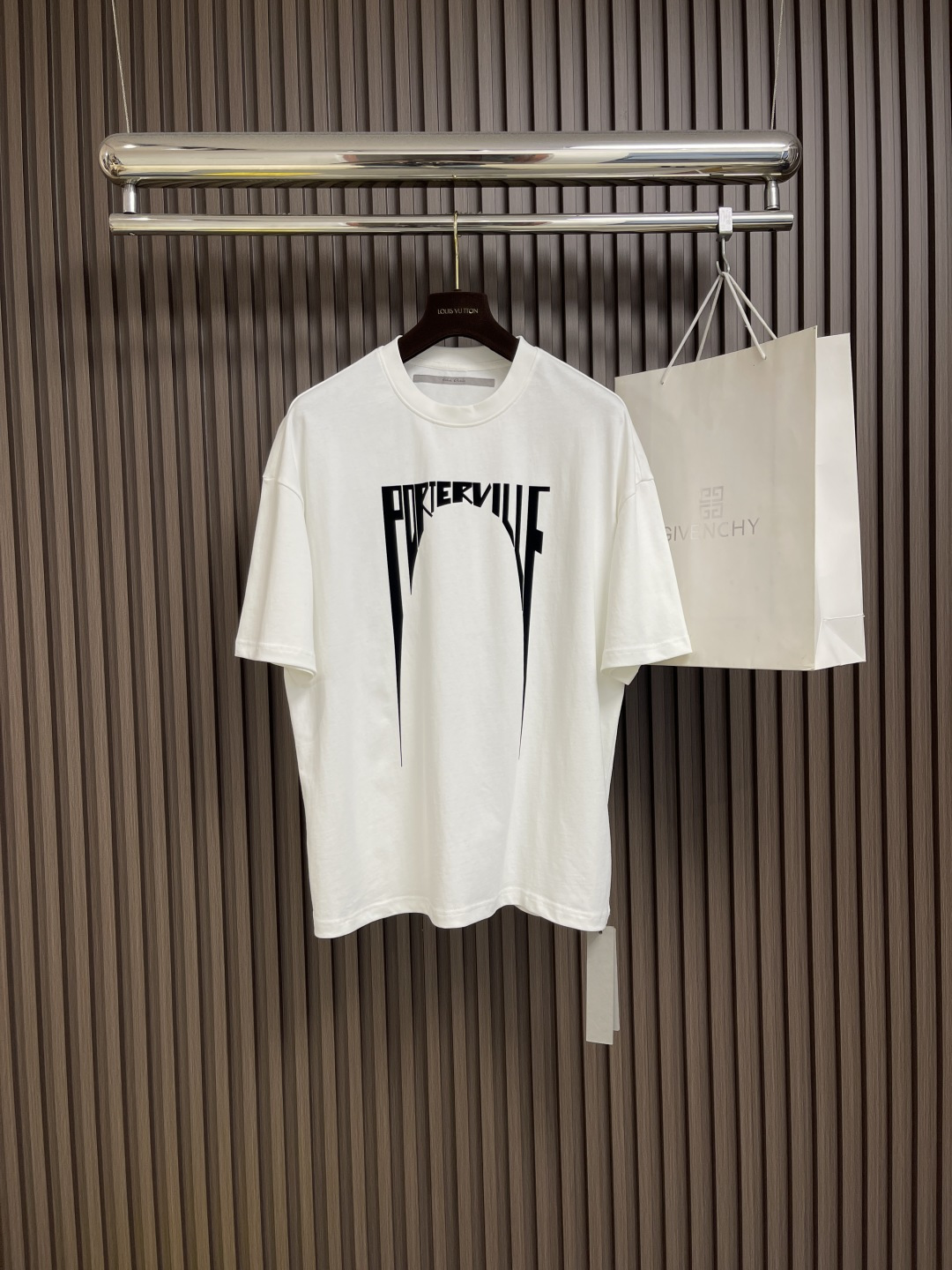 NO:451421,RO Thunder letter short-sleeved T-shirt, strong ro flavor, loose style, silk screen printing on the chest does not fade, curly edge design, large shoulder-drop wrapping small neckline design, mold-opening accessories jacquard webbing full details. Size S-XXL Size bust 108cm Shoulder width 55cm Long 68.5cm Size bust 112cm Shoulder width 57cm Long 70.5cm L size bust 116cm Shoulder width 59cm Long 72.5cm XL size bust 120cm Shoulder width 60cm Long 74.5cm XXL size bust 124cm Shoulder width 61cm Long 76cm, T-shirt,tees, t-shirt,alexander wang19860909RO 雷霆字母短袖T恤,浓浓的ro味儿 复线宽松版型 胸口丝网印花不掉色脱落 边缘卷边设计 大落肩 包裹式小领口设计 开模辅料提花织带细节满满.尺码S-XXL S码胸围108cm 肩宽55cm 衣长68.5cm M码胸围112cm 肩宽57cm 衣长70.5cm L码胸围116cm 肩宽59cm 衣长72.5cm XL码胸围120cm 肩宽60cm 衣长74.5cm XXL码胸围124cm 肩宽61cm 衣长76cm,,T-shirt,tees，t-shirt,alexander wang,Men's clothing