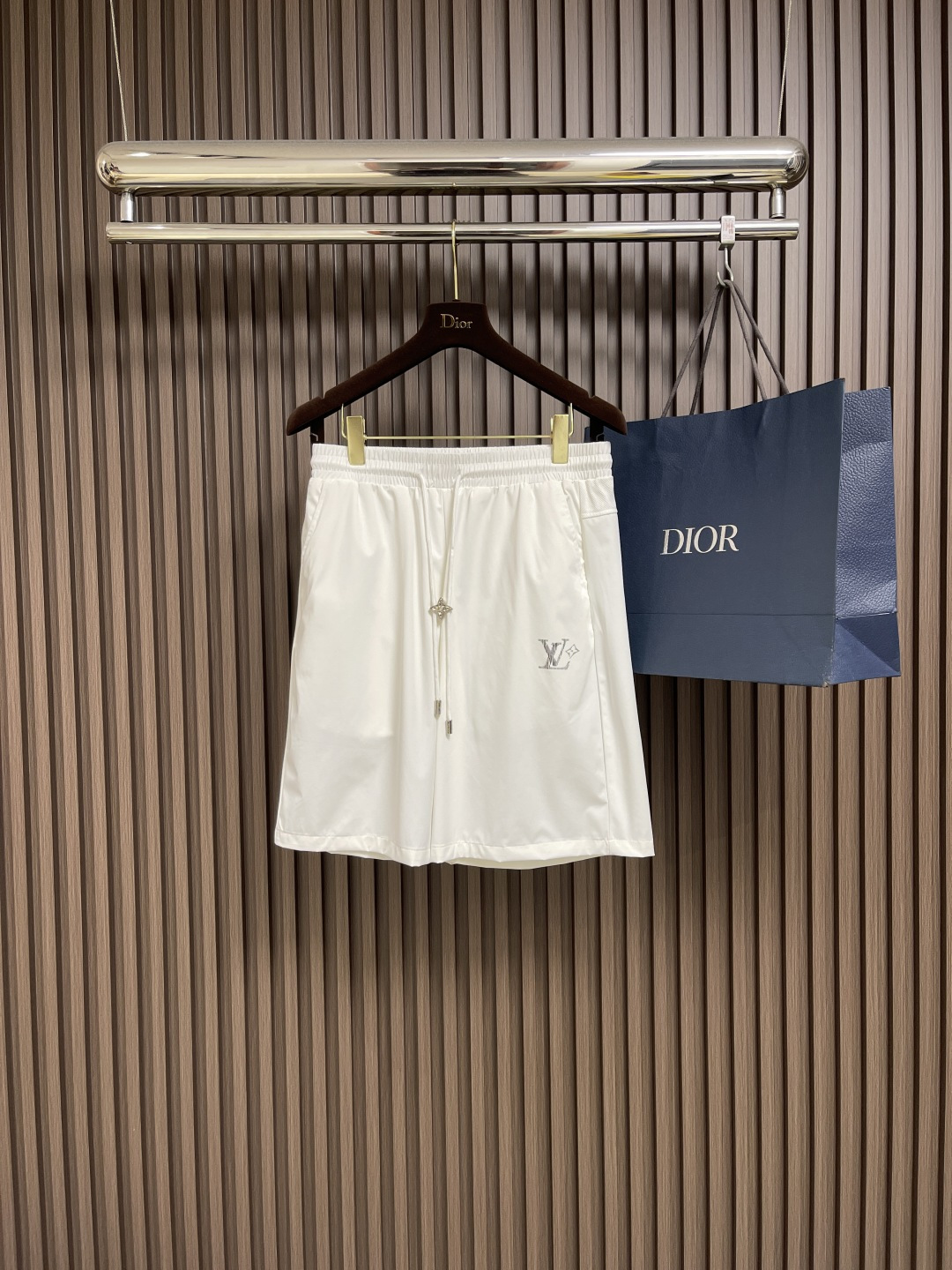 NO:430334,LV 2025ss new sports shorts, comfort, fashion, including fabric and cutting technology, have put a lot of effort into it!  360g wash water pure cotton fabric, pure cotton breathable, very refreshing and comfortable to wear during daily wear, loose style, size M-3XL, louis vuitton, shorts, alexander wang19860909LV 2025ss新品运动短裤,舒适度,时髦度,包括面料、裁剪工艺上,都是下足了功夫！360克洗水纯棉质面料,纯棉透气,日常穿着非常清爽穿感舒适,宽松版型,尺码M-3XL,,louis vuitton,shorts,alexander wang,Men's clothing