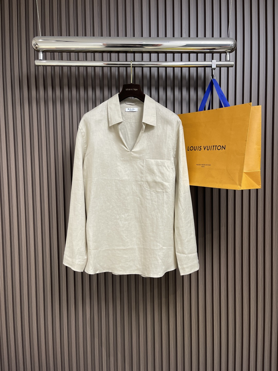 NO:439432,LP linen V-neck long-sleeved shirt jacket, the old Qian style outfit is really great and beautiful!  The upper body has a clean temperament!  Exclusively customized imported cotton and linen material, with a slightly wide-size and simple style without looking monotonous and timeless!  The most comfortable holiday commuting is great, the latest summer items. Size S-XL, loro piano, jackets & coats,shirts,alexander wang19860909LP 亚麻V领长袖衬衫外套,老钱风穿搭真的巨巨好看！上身自带干净气质！独家定制进口客供棉麻材质,微阔版型简约又不显得单调永不过时的款式之一！度假通勤都超舒服的 超赞版型 夏季最新单品.尺码S-XL,,loro piana,jackets & coats,shirts,alexander wang,Men's clothing