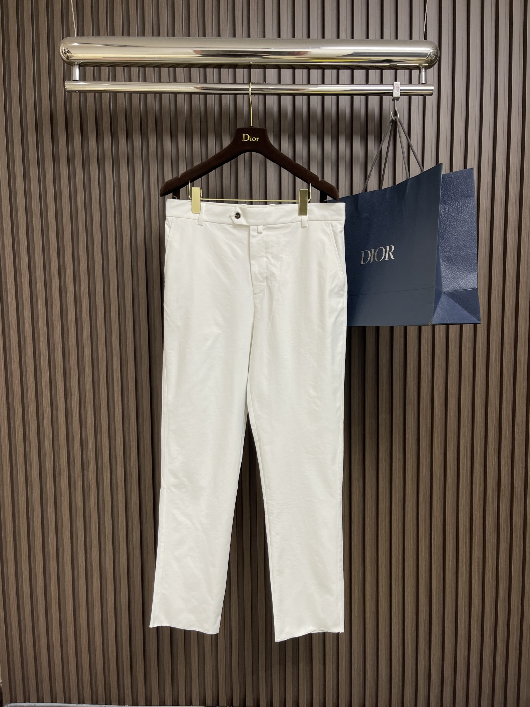 NO:430348,New early spring casual pants, casual pants are fashionable items that men can wear anytime and anywhere. The simple design is combined with high-end fabrics, fine embellishments, three-dimensional tailoring, smooth and high gloss, and the sag behind the upper body is very good. The three-dimensional tailoring is upright. Size 48-54,,alexander wang19860909早春新品休闲裤,休闲裤作为随时随地男人都能穿搭的时尚单品,简洁的设计配合高档面料,细节点缀,立体剪裁,手感顺滑光泽度高,上身后垂度非常好,立体剪裁上身挺拔.尺码48-54,,alexander wang,Men's clothing