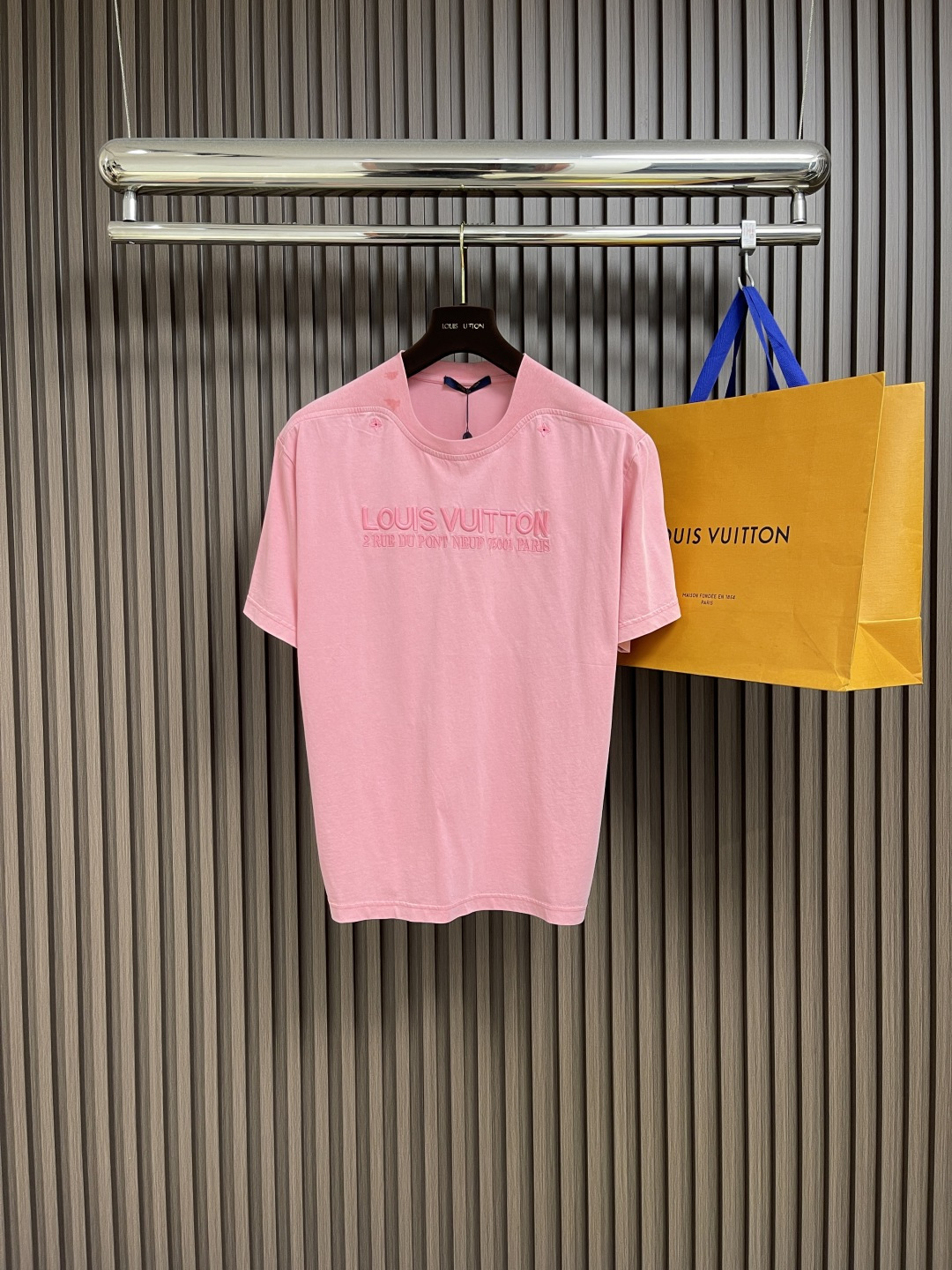 NO:451449,LV wash-washed letter embroidered short-sleeved T-shirt, the fabric is made of 190g pure cotton special textile fabric, multi-craft three-dimensional logo embroidery and floral eye embroidery pattern, large logo adopts imported custom embroidery thread, shiny mercerized embroidery thread for fixed dyeing, and the glue surface after embroidery is finished. Flower eye embroidery process, ready-to-wear dye snowflake washing and aging process technology, sleeve embellishment ribbed embroidery pattern design. Size S-XL,,louis vuitton, T-shirt,tees, t-shirt,alexander wang19860909LV 洗水粉字母刺绣短袖T恤,面料采用190g纯棉质特殊纺织面料,多工艺立体标识刺绣及花卉孔眼刺绣图案,大型徽标采用进口定做绣线,具有光泽感的丝光绣线进行定染,刺绣后胶面后整加工处理.花卉孔眼刺绣工艺,成衣染色雪花洗水做旧工艺处理技术,衣袖点缀罗纹嵌饰版型设计.尺码S-XL,,louis vuitton,T-shirt,tees，t-shirt,alexander wang,Men's clothing