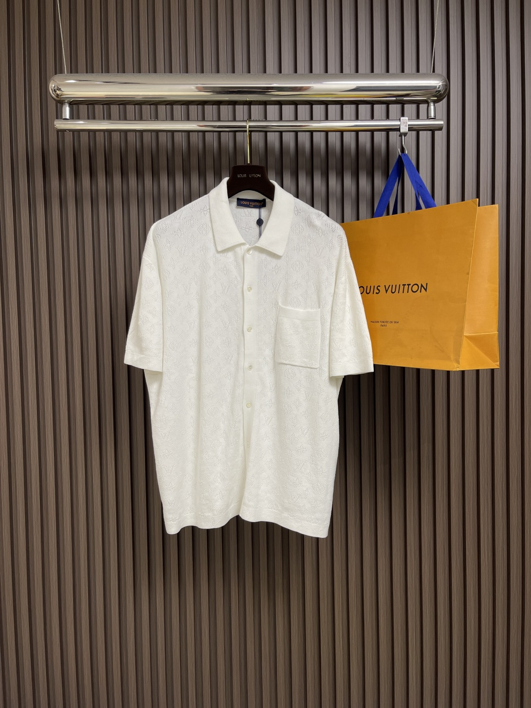 NO:451487,LV hollow letter short-sleeved shirt, yarn is made of 240 pieces, combed cotton, fixed dyed yarn color, this knitting piece is a 12-needle computer machine, the knitting piece takes 165 minutes, and you need to pay special attention to the position of the hole when knitting the piece, which is easy to leak needles; the suture is a combination of a 20-needle disc and a 16-needle disc, the front chest edge and the upper sleeve burial clamp must be completed within 20-needle, the keyhole and upper collar must be completed within 16-needle, the machine is replaced back and forth, and the front pocket position needs to be specially careful; when the back is hot, you need to pay special attention to the symmetry of the chest patch on both sides. Size S-XL,,louis vuitton, T-shirt, alexander wang19860909LV 镂空字母短袖衬衣,纱线采用240支、精梳棉,定染纱线颜色,此款织片为12针电脑机,织片时间165分钟件,织片时需特别留意挑孔位置,易漏针；缝合由20针盘和16针盘组合,前幅胸贴边,和上袖埋夹需在20针完成,锁眼及上领需在16针完成,来回更换机器,增加了缝合的时间前幅口袋位缝合需特别小心；后整整烫时需特别留意两边胸贴对称.尺码S-XL,,louis vuitton,T-shirt,alexander wang,Men's clothing