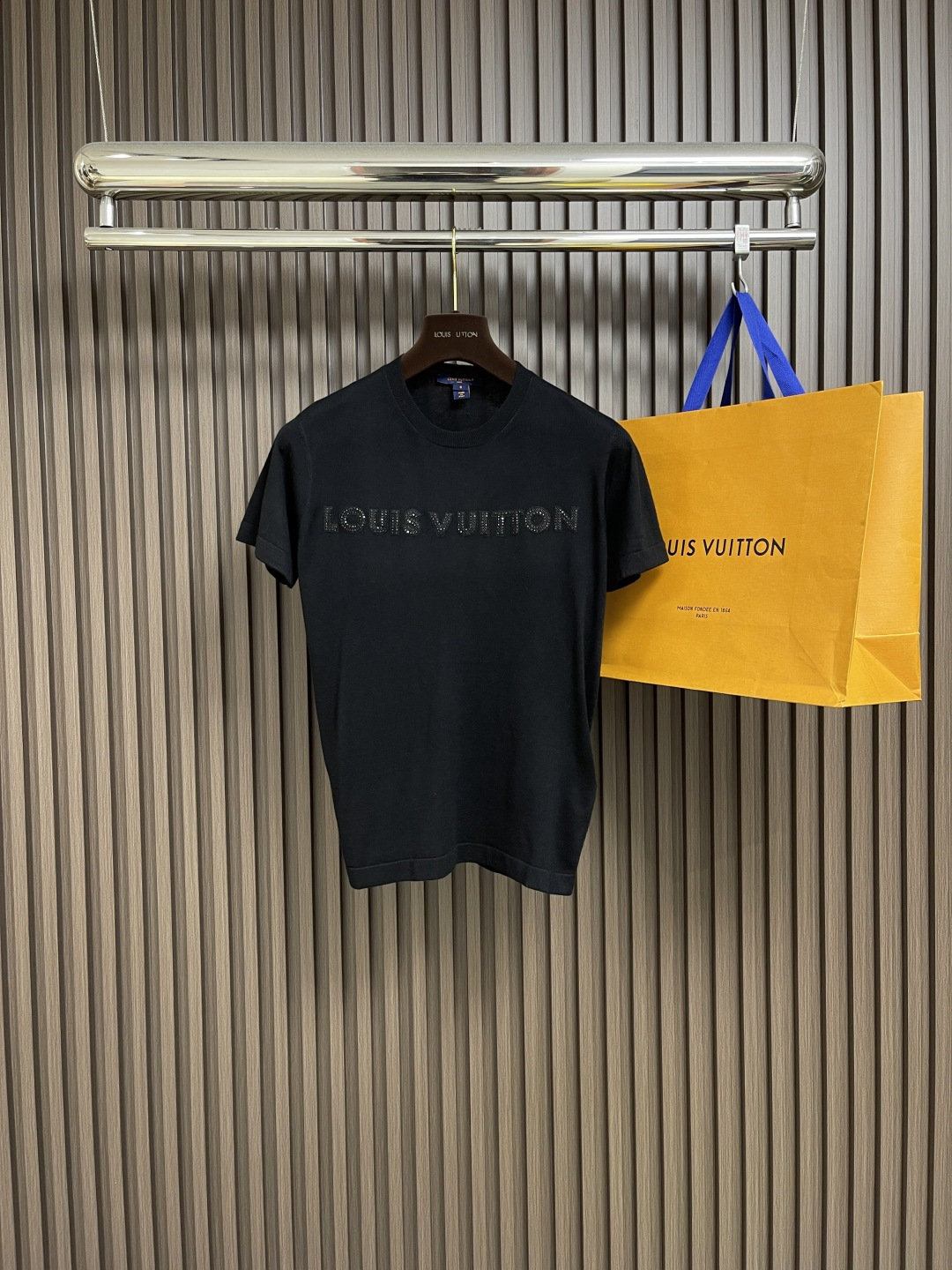 NO:451468,LV 2025ss new knitted T-shirt, using light and warm velvet blend to shape the loose T-shirt silhouette, and upgrade the daily style with elegant brushstrokes. Rhines Louis Vuitton embroidery adds a brilliant and brilliant look. Size S-M-L, louis vuitton, louis vuitton,tees, t-shirt, alexander wang19860909LV 2025ss新款针织T恤,选用轻暖丝绒混纺塑造宽松T恤廓形,以闲雅笔触升级日常风范.莱茵石路易威登刺绣再添熠熠华采.尺码S-M-L,,louis vuitton,louis vuitton,tees，t-shirt,alexander wang,Men's clothing