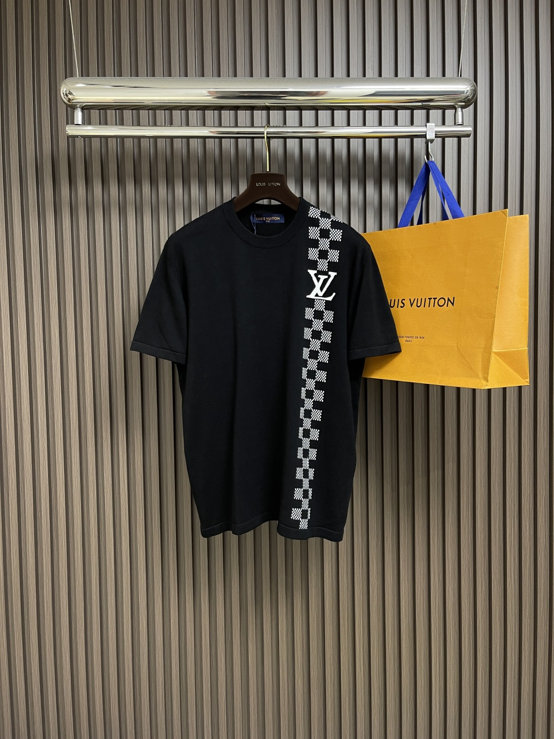 NO:451482,LV 2025ss new racing plaid knitted short-sleeved T-shirt, custom 260g cotton double yarn tight and smooth fabric, clean cloth surface, clear cloth pattern, very delicate and solid feel, more supportive, the printing adopts silk screen printing process, customized original color matching dye, full and beautiful color, no fading when washed, three-dimensional positioning and tailoring of the whole dress, handsome upper body, excellent style, size S-M-L,,louis vuitton, T-shirt,tees, t-shirt,alexander wang19860909LV 2025ss新款赛车格子针织短袖T恤,定制260g全棉双纱紧密爽滑面料,布面干净,布纹清晰,手感非常细腻扎实,更加力挺,印花采用丝网印花工艺,定制原版对色染料,颜色饱满靓丽,水洗不掉色,整衣立体定位剪裁,上身帅气十足,版型极佳,尺码S-M-L,,louis vuitton,T-shirt,tees，t-shirt,alexander wang,Men's clothing