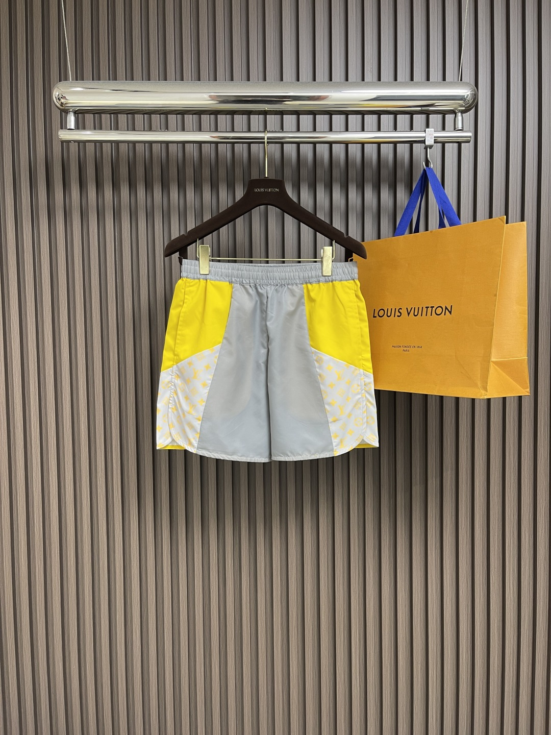 NO:439444,LV 2025FW early autumn new sports and casual beach shorts, made of spliced ​​contrasting woven fabric, Monogram Glow print, elastic waist and breathable side slits, side oblique pockets, drawstrings in the same color inside Size S-XL 46-52,,louis vuitton, shorts,alexander wang19860909LV 2025FW早秋新款运动休闲沙滩短裤,采用拼接撞色梭织面料,Monogram Glow 印花 弹力腰部和透气侧开衩、侧边斜插口袋,内里同色系抽绳 尺码S-XL 46-52,,louis vuitton,shorts,alexander wang,Men's clothing