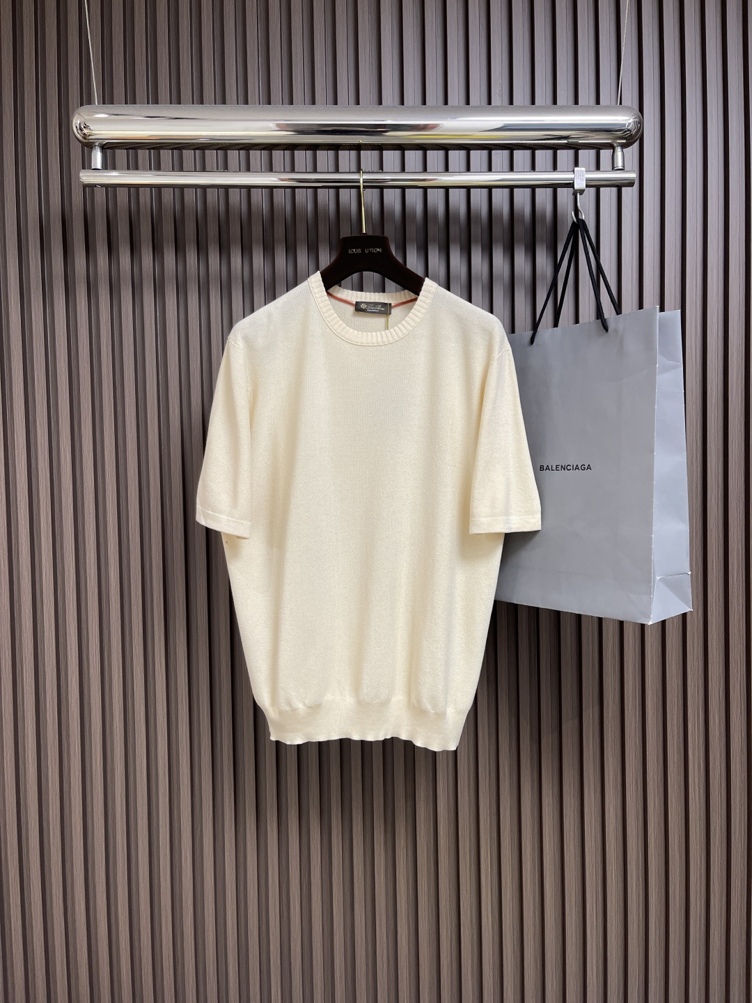 NO:451454,LP Loropiana round neck rib knitted T-shirt with natural refined cotton linen yarn.  The fabric is light and breathable.  It is cool and comfortable to wear.  English ribs make the color three-dimensional.  More simple and elegant.  A delicate fluffy luster appears on the surface.  The upper body is slightly sagging and elastic.  Extremely breathable.  Design of loose neckline.  Shows casualness and fashion.  Threaded tucks are used for the cuffs and hem.  Size S-M-L, loro piana,loro piana,tees,t-shirt,alexander wang19860909LP Loropiana 圆领罗纹针织T恤,采用天然精制的棉麻纱线．面料轻盈透气．穿起来清凉惬意．英式罗纹使色彩立体．更简约高雅．表面浮现细腻的绒毛光泽．上身微垂有弹性．透气性极强．散边领口的设计．彰显休闲与时尚．袖口和下摆采用螺纹束口．尺码S-M-L,,loro piana,loro piana,tees，t-shirt,alexander wang,Men's clothing