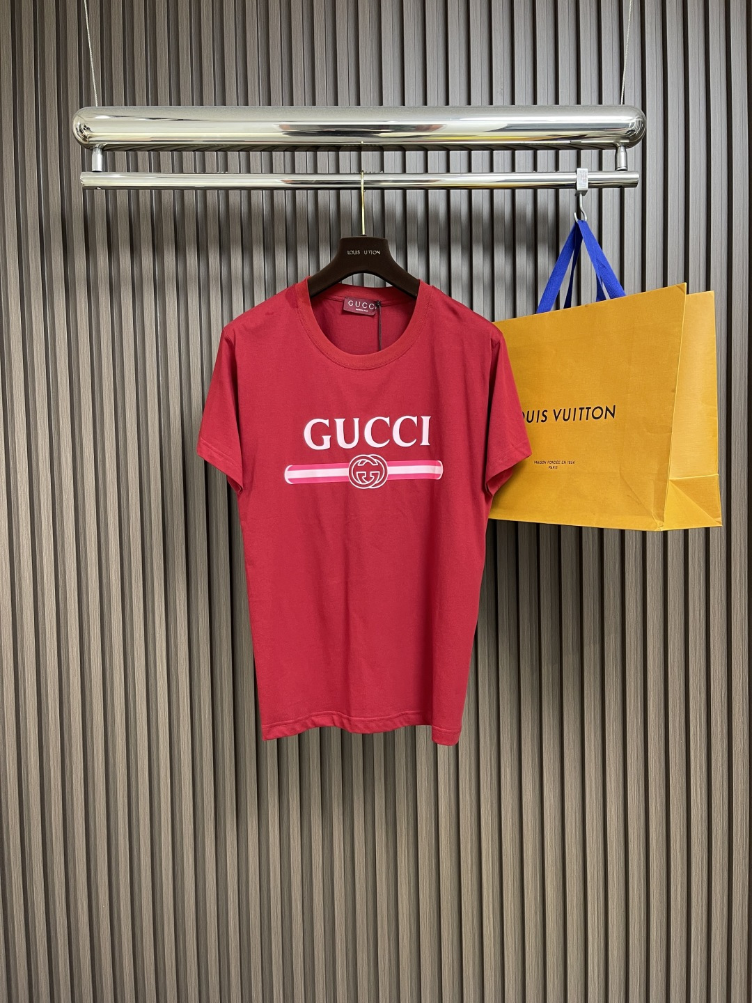 NO:451492,GUCCI 2025ss Spring and Summer Belt Classic Printed Round Neck Short-Sleeve T-shirt, using 260g double yarn fine cotton, which is thick and makes the overall high breathability and softness. It is woven with 32 special-spun tight cotton yarn. The weaving process requires high quality and requires advanced looms and high-quality raw materials. Permeable water-based flat screen printing, the printing paste is printed onto the fabric through flat screen, and then the permeability of the paste allows the dye to penetrate into the fibers of the fabric, thereby achieving the printing effect. The original auxiliary materials are complete with three standards, artificial hand-stitched woven labels, the same style for men and women, sizes S-XL, gucci, T-shirt, tees, t-shirt, alexander wang19860909GUCCI 2025ss春夏腰带经典印花圆领短袖T恤,采用260克双纱精棉,偏厚使整体高透气和柔软性,采用32支的特纺紧密棉纱线织造而成,织造工艺要求较高,需要使用先进的织机和高品质的原材料.渗透水性平网印花制作,印花浆料通过平网版印刷到织物上,然后利用浆料的渗透性使染料渗透到织物的纤维中,从而实现印花效果.原版辅料三标齐全,人工手缝织唛,男女同款,尺码S-XL,,gucci,T-shirt,tees，t-shirt,alexander wang,Men's clothing