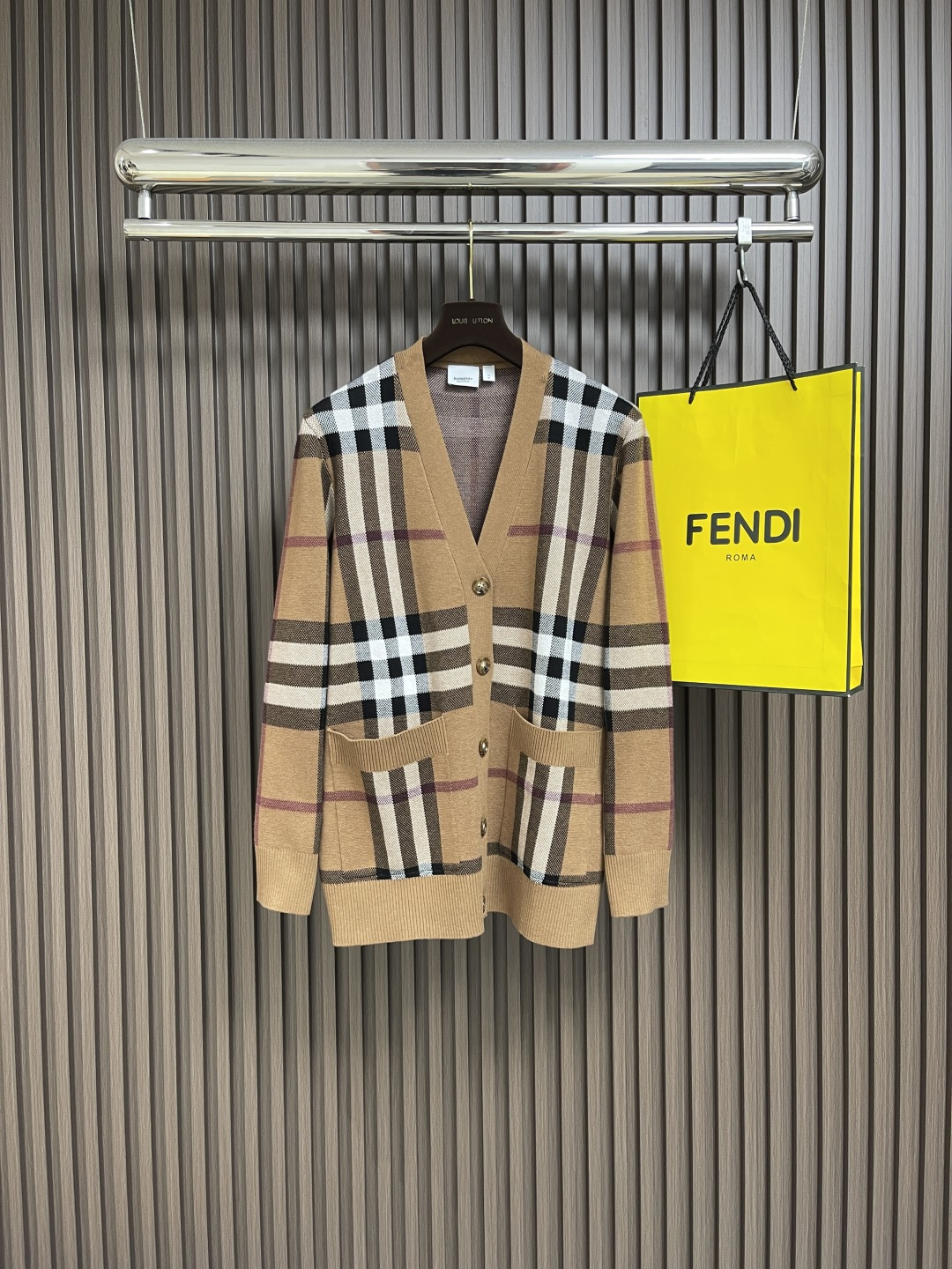 NO:439419,Burberry 2025ss new knitted cardigan, made of light wool mohair blend fabric, decorative knitted Burberry check. It adopts a V-neck design to present a casual style. From the Burberry classic series, it interprets the essential styles of the wardrobe in a distinct brand style. Size S-XL, burberry, alexander wang19860909Burberry 2025ss新款针织开衫,选用轻盈的羊毛马海毛混纺面料打造,装饰针织Burberry 格纹.采用 V 领设计,呈现休闲版型.来自 Burberry 经典之作系列,以鲜明品牌风格诠释衣橱必备款式.尺码S-XL,,burberry,alexander wang,Men's clothing