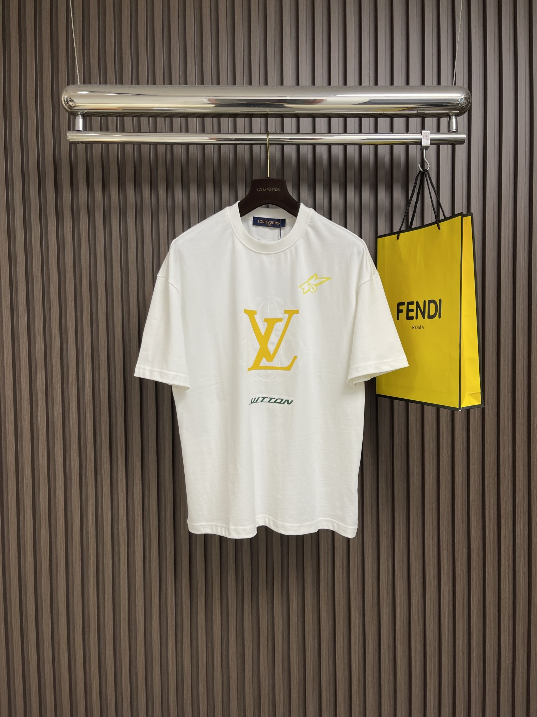 NO:451458,LV 2025SS Dream Printed Short Sleeve T-shirt, the fabric is customized 240g 26-pin special slip double-strand cotton plain-patterned high-density dust-free cotton fabric. The front is high-density thickened, the line is flat, OEM quality, and a full set of customized auxiliary materials. Size S-XXL Size bust 108cm Shoulder width 55cm Long 68.5cm M Size bust 112cm Shoulder width 57cm Long 70.5cm L Size bust 116cm Shoulder width 59cm Long 72.5cm XL Size bust 120cm Shoulder width 60cm Long 74.5cm XXL Size bust 124cm Shoulder width 61cm Long 76cm, louis vuitton, T-shirt,tees, t-shirt,alexander wang19860909LV 2025SS梦想印花短袖T恤,面料采用定制240g 26支特滑双股精棉平纹高密无尘全棉布料.前幅高密度加厚,走线平整,代工品质,全套定制辅料.尺码S-XXL S码胸围108cm 肩宽55cm 衣长68.5cm M码胸围112cm 肩宽57cm 衣长70.5cm L码胸围116cm 肩宽59cm 衣长72.5cm XL码胸围120cm 肩宽60cm 衣长74.5cm XXL码胸围124cm 肩宽61cm 衣长76cm,,louis vuitton,T-shirt,tees，t-shirt,alexander wang,Men's clothing
