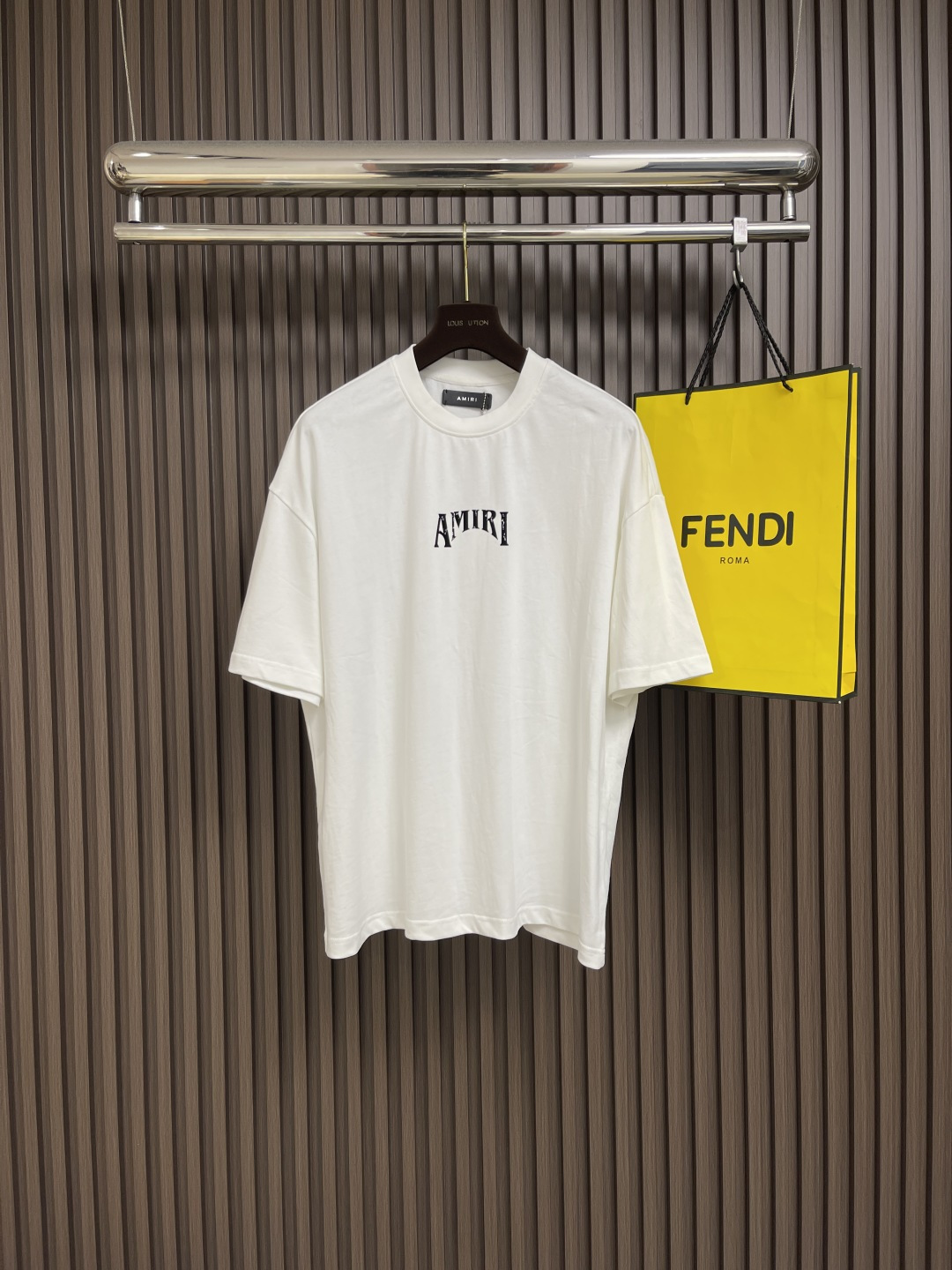 NO:451452,Amiri retro logo printed short-sleeved T-shirt, an essential T-shirt for street photography ins trendy people, high-end American street fashion and unique style, and is inherently extraordinary. Knitted cotton fabrics, complementary craftsmanship, no explanation, light and breathable, excellent comfort, soft and delicate, more natural, fixed-woven double-layer ribbed neckline design, flat and not easy to deform. New faded retro logo printing, using imported colloidal fusion process, looks fresh and natural, the color of the retro feel is just right to show the natural taste. Size S-XXL S bust 108cm shoulder width 55cm long 68.5cm M bust 112cm shoulder width 57cm long 70.5cm L bust 116cm shoulder width 59cm long 72.5cm  XL size bust 120cm shoulder width 60cm clothing length 74.5cm XXL size bust 124cm shoulder width 61cm clothing length 76cm, amiri, T-shirt,tees, t-shirt,alexander wang19860909Amiri 复古标识印花短袖T恤,ins 潮人街拍凹造型的必备T恤,高端美系街潮兼具个性时尚范儿,与生俱来的不平凡.针织棉面料,工艺上的相辅相成就不需要解释了,轻盈透气,舒适感极佳,柔软细腻更为自然,定织型的双层罗纹领口设计,平整服贴不易变形.全新褪色复古标识印花,采用进口胶质融烫工艺显得清新自然,色泽的颠沛复古感恰到好处彰显自然的味道.尺码S-XXL S码胸围108cm 肩宽55cm 衣长68.5cm M码胸围112cm 肩宽57cm 衣长70.5cm L码胸围116cm 肩宽59cm 衣长72.5cm XL码胸围120cm 肩宽60cm 衣长74.5cm XXL码胸围124cm 肩宽61cm 衣长76cm,,amiri,T-shirt,tees，t-shirt,alexander wang,Men's clothing