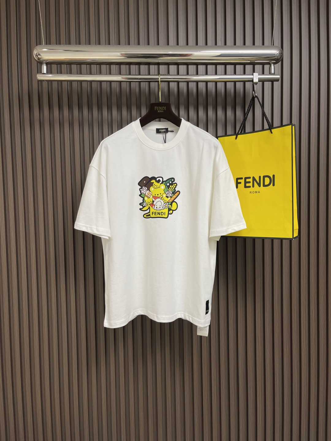 NO:451463,fendi 2025SS early spring cartoon printed short-sleeved T-shirt, customized bright velvet cotton, the overall wiring is straight and delicate, the fabric is comfortable and soft, the color is consistent and there is no color difference, it can be matched with the same style to create a fashionable look, control various occasions, customize auxiliary materials, complete three standards, the same style for men and women!  Size S-XXL Size bust 108cm Shoulder width 55cm Length 68.5cm Size bust 112cm Shoulder width 57cm Length 70.5cm Length 116cm Shoulder width 59cm Length 72.5cm XL size bust 120cm Shoulder width 60cm Length 74.5cm XXL size bust 124cm Shoulder width 61cm Length 76cm,,fendi,T-shirt,tees,t-shirt,alexander wang19860909fendi 2025SS早春卡通印花短袖T恤,定制璀璨丝绒棉,整体走线平直细腻 面料舒适柔软 颜色一致无色差 能与同款搭配营造时尚造型,驾驭各种场合,定制辅料,三标齐全,男女同款！尺码S-XXL S码胸围108cm 肩宽55cm 衣长68.5cm M码胸围112cm 肩宽57cm 衣长70.5cm L码胸围116cm 肩宽59cm 衣长72.5cm XL码胸围120cm 肩宽60cm 衣长74.5cm XXL码胸围124cm 肩宽61cm 衣长76cm,,fendi,T-shirt,tees，t-shirt,alexander wang,Men's clothing